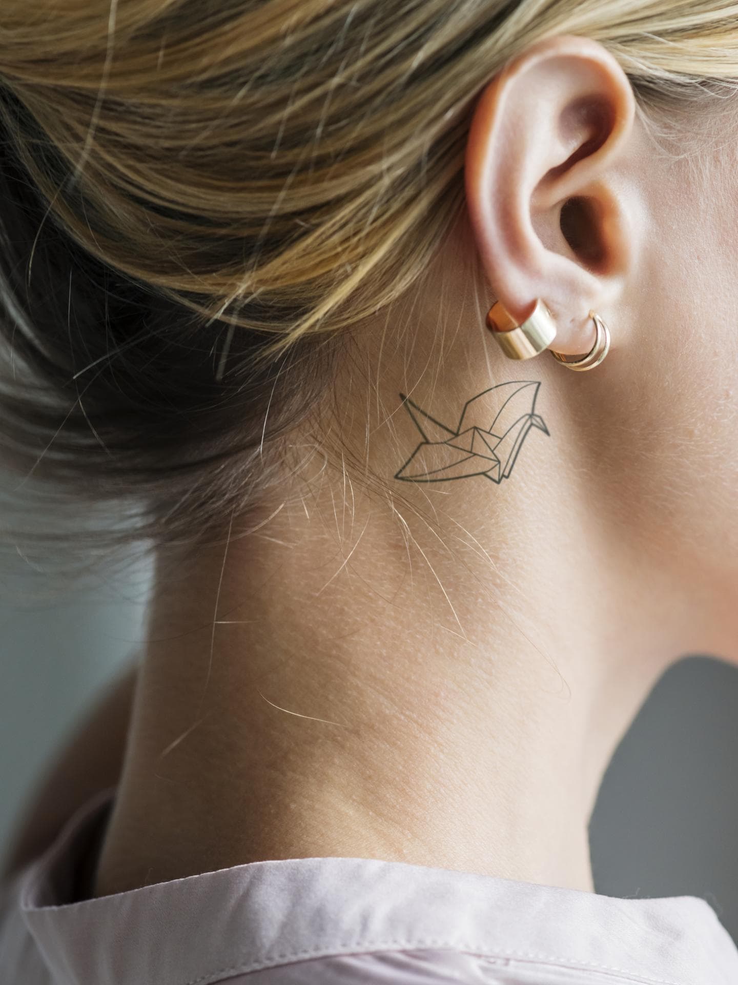 Tattoo hinter dem Ohr