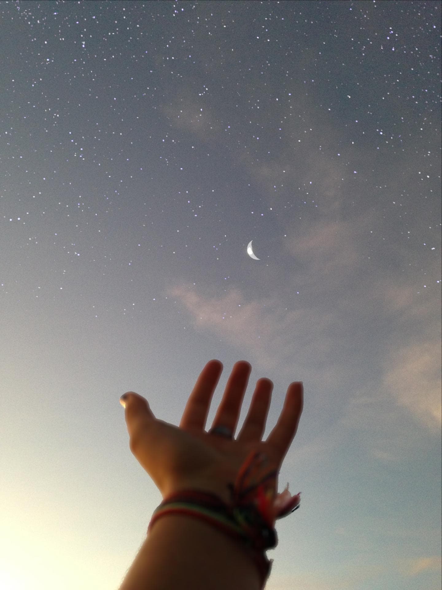 Hand greift nach Sternen