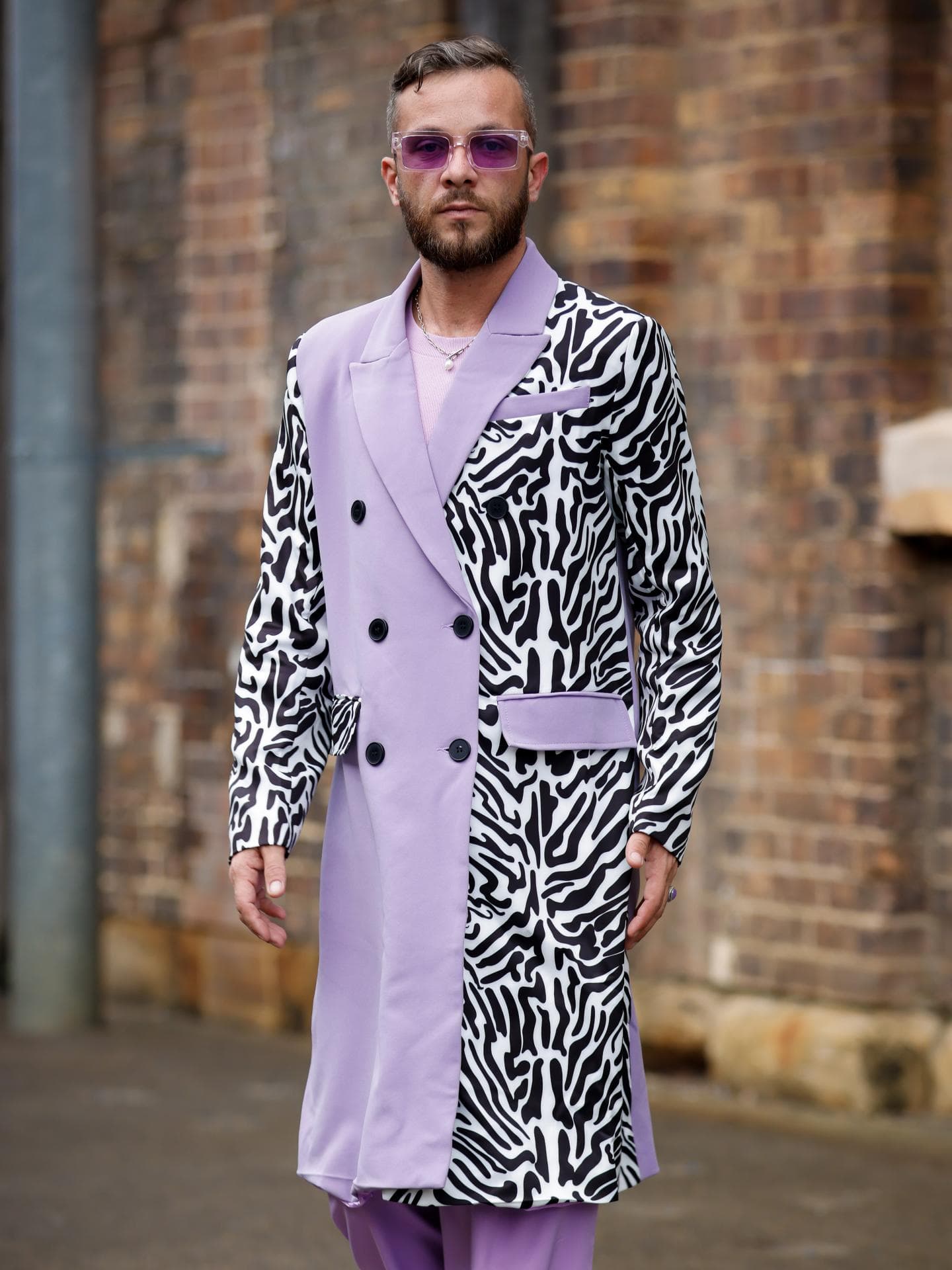 Mann in lila Zebra-Mantel