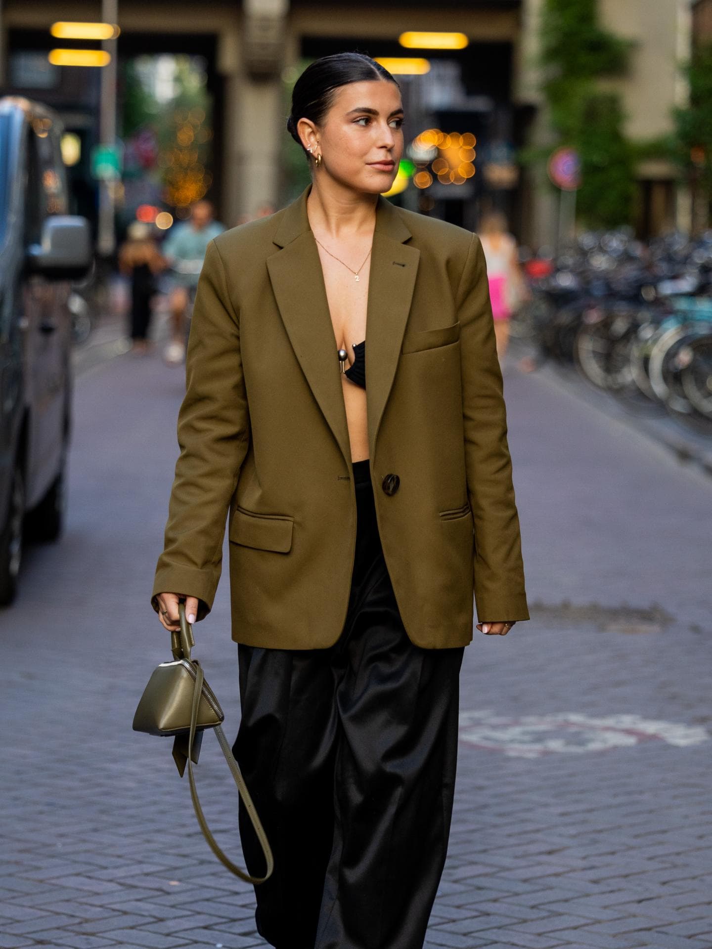 Frau mit grünem Blazer