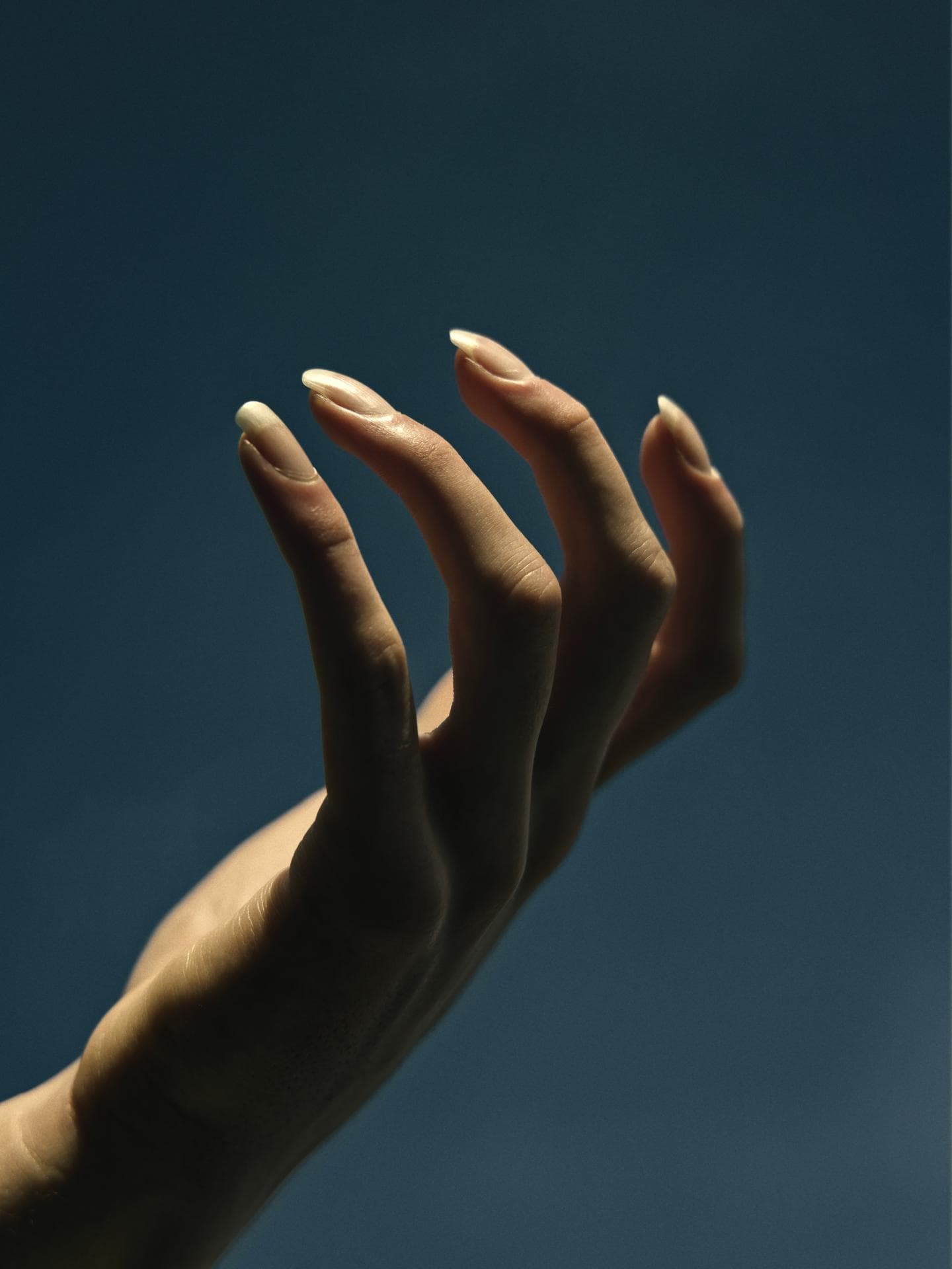 Hand mit gesunden Naturnägeln