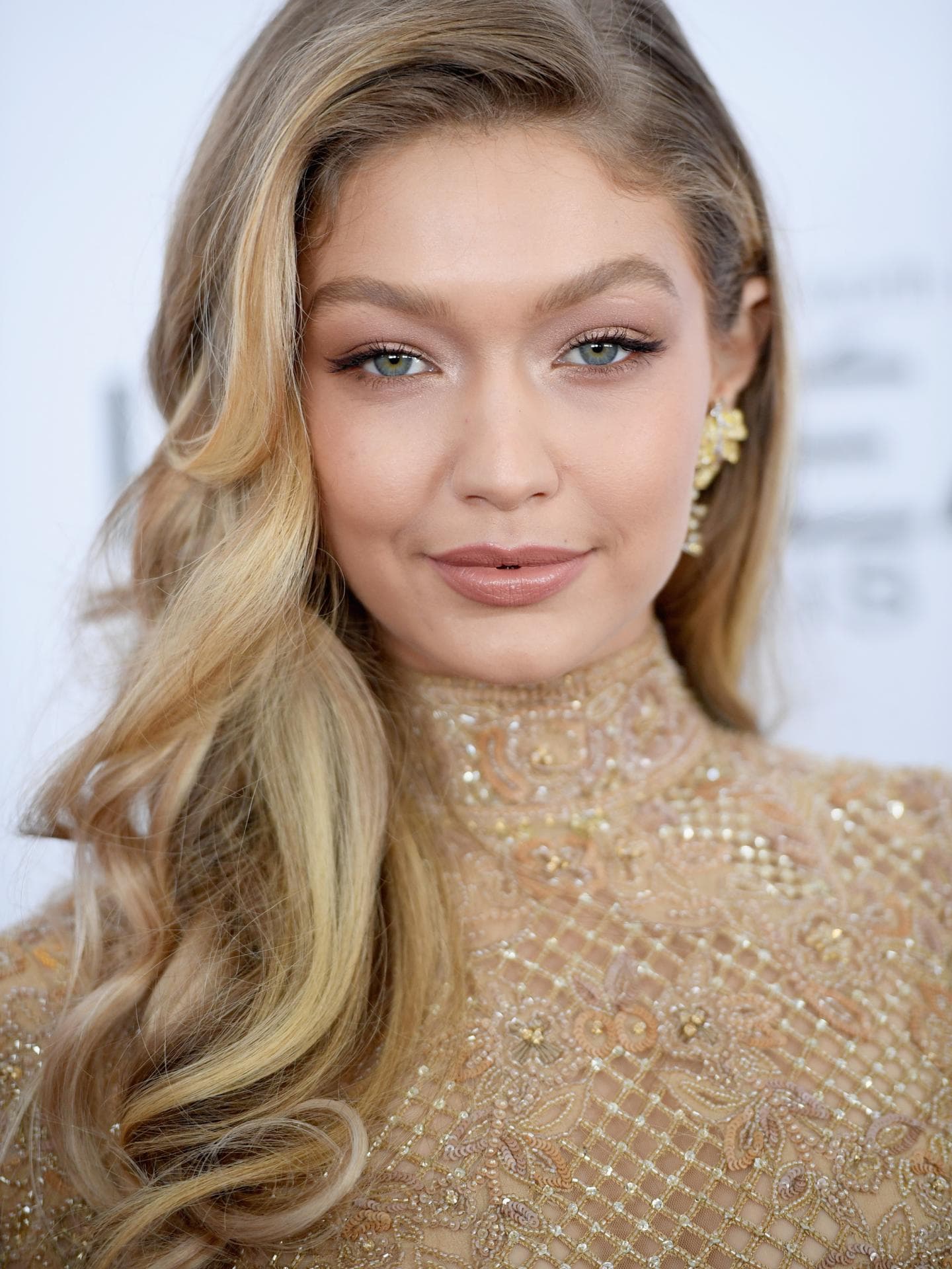 Lockenbürsten: Das sind die besten Produkte zum Stylen von Locken Frau trägt Locken