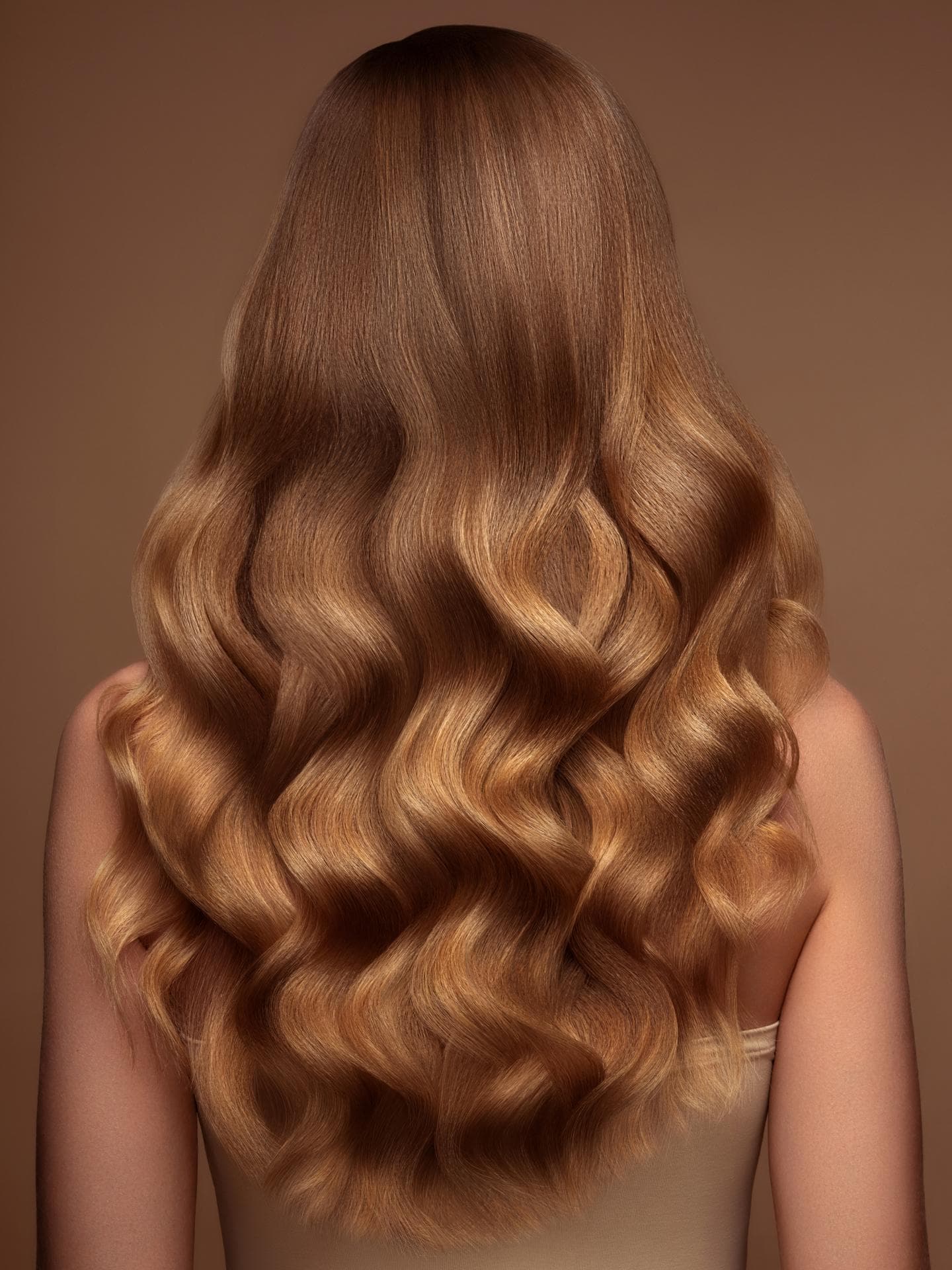 Lockiges Haar von hinten