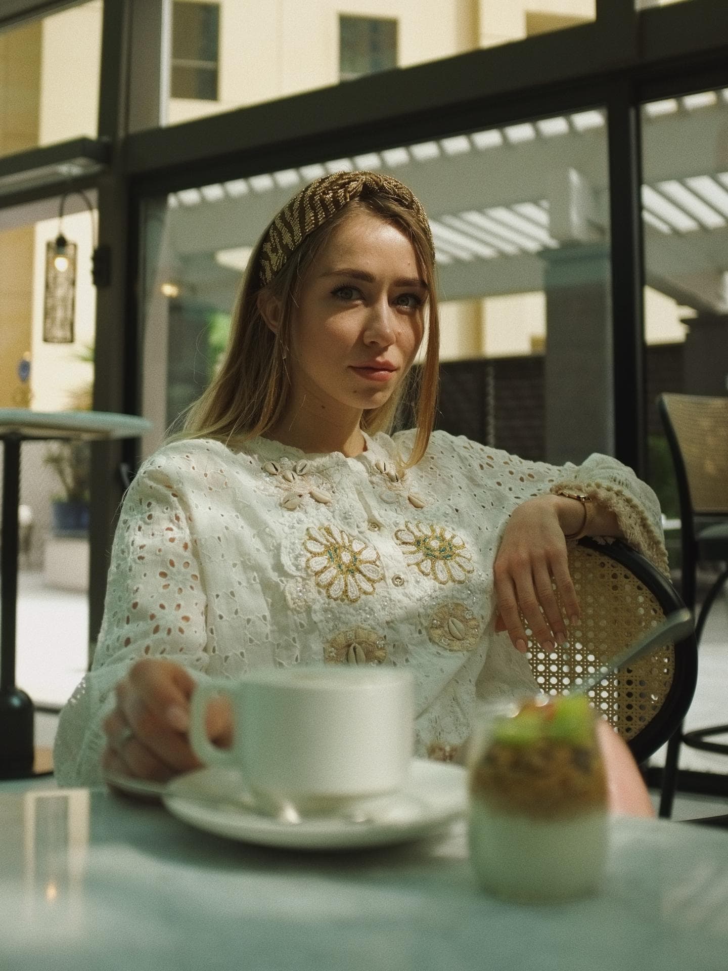Frau im Café