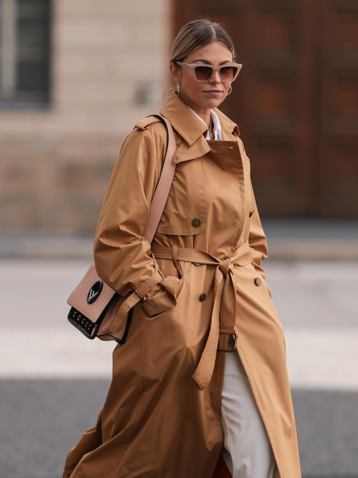 Frau mit Trenchcoat