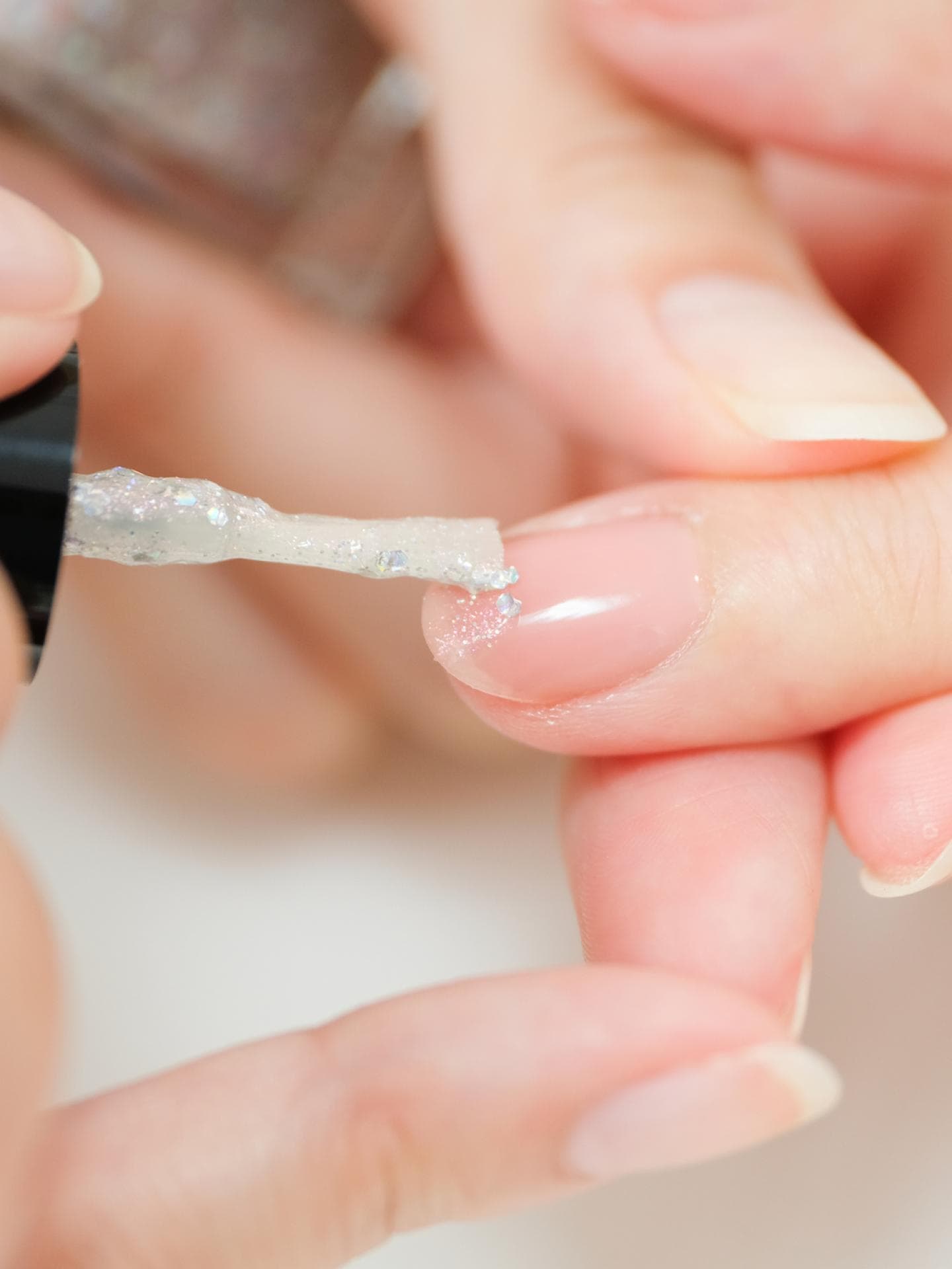 Nagelhärter wird aufgetragen