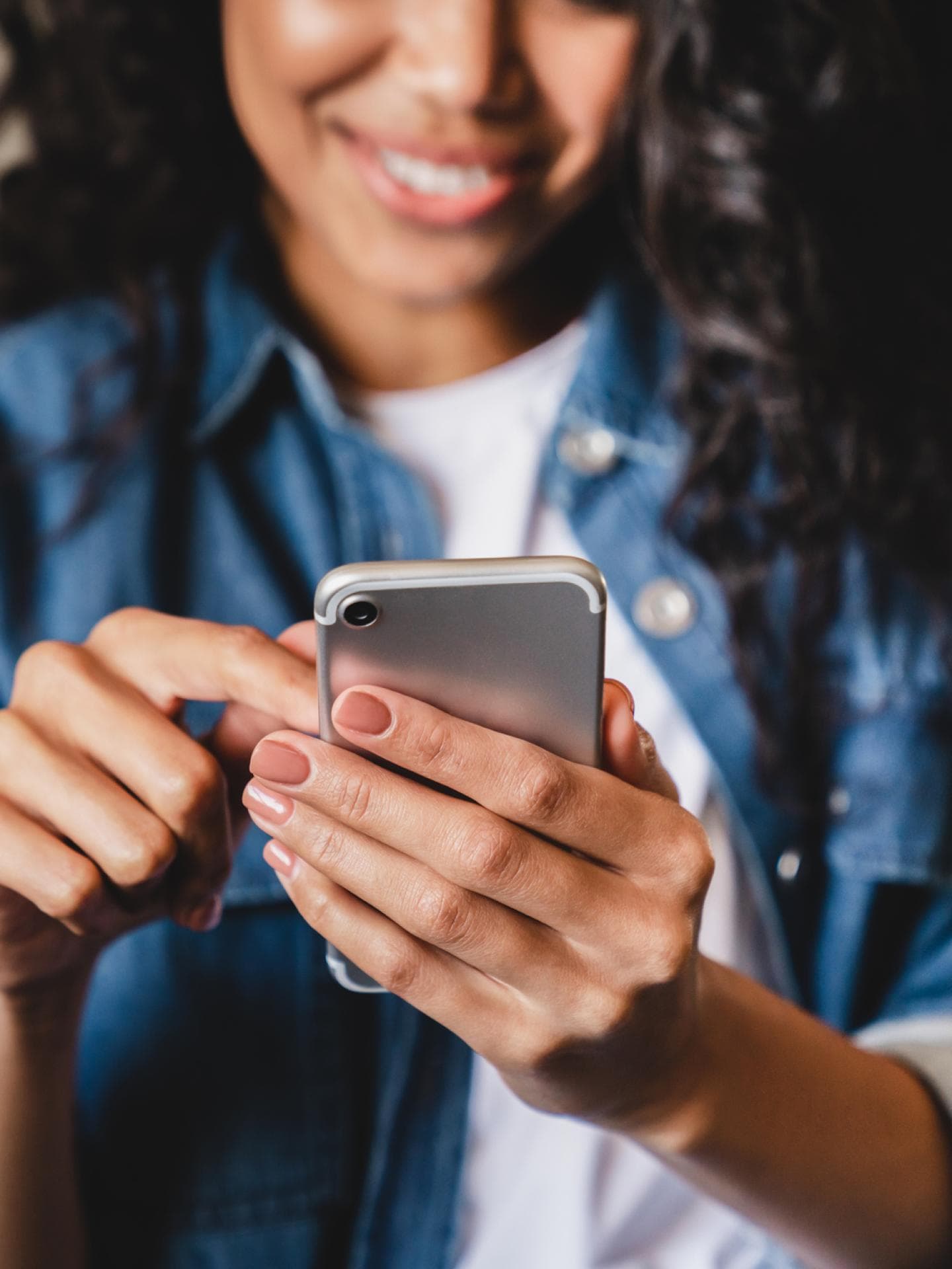 Frau mit Smartphone in der Hand