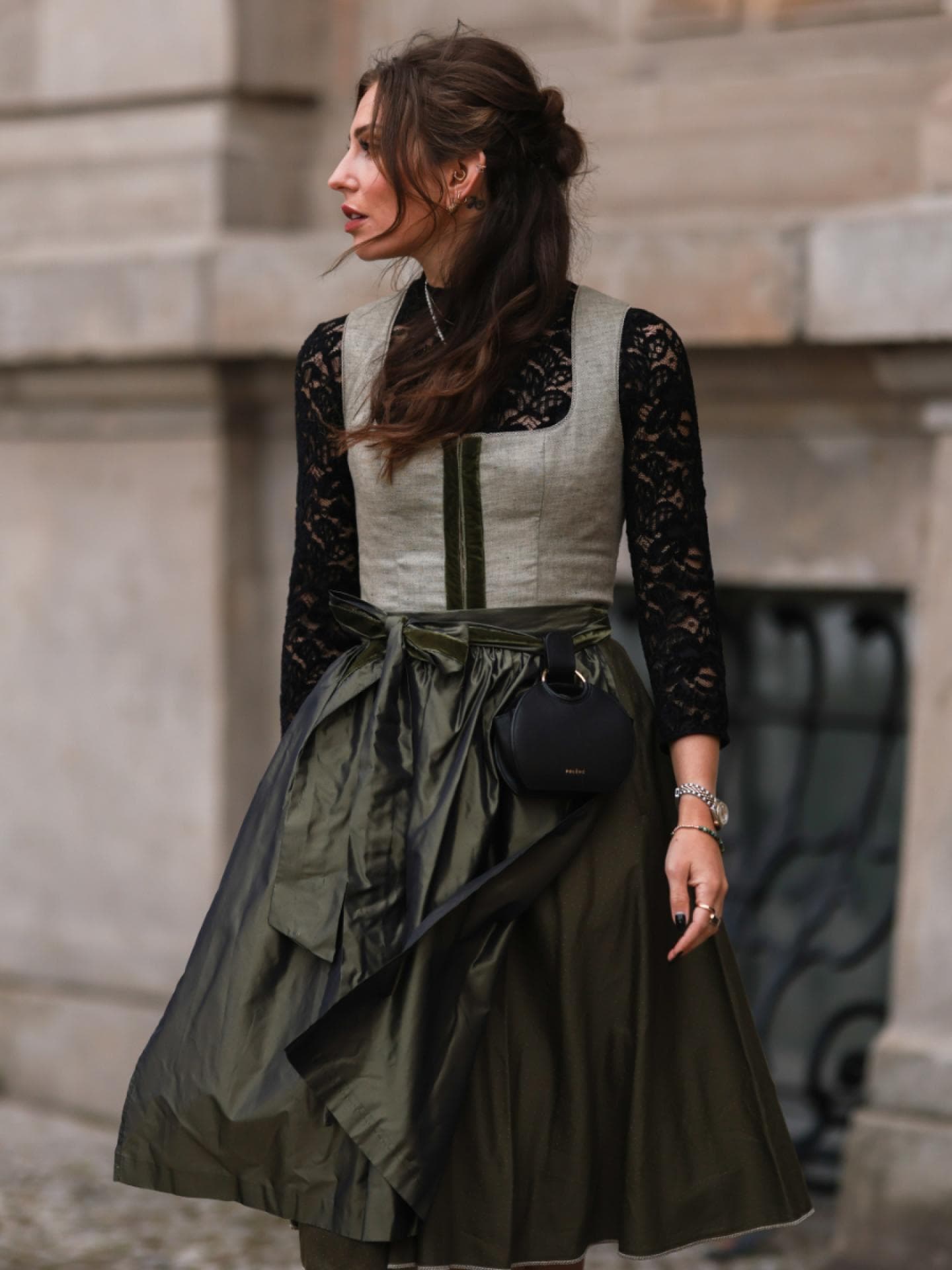 Eine Frau trägt ein Dirndl und eine schwarze Bluse