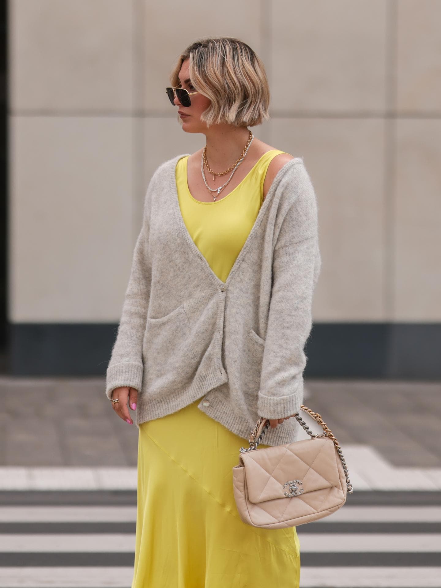 Frau in Cardigan