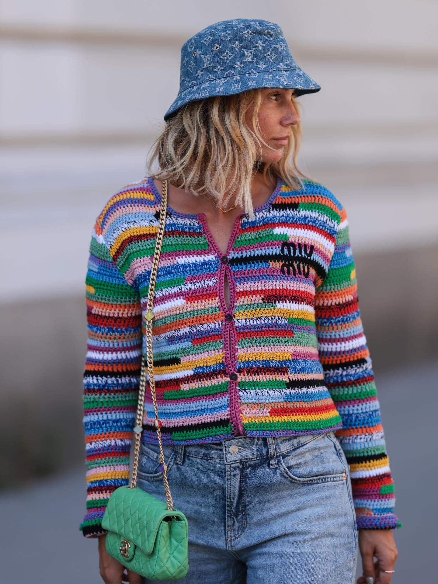 Frau mit bunter Strickjacke