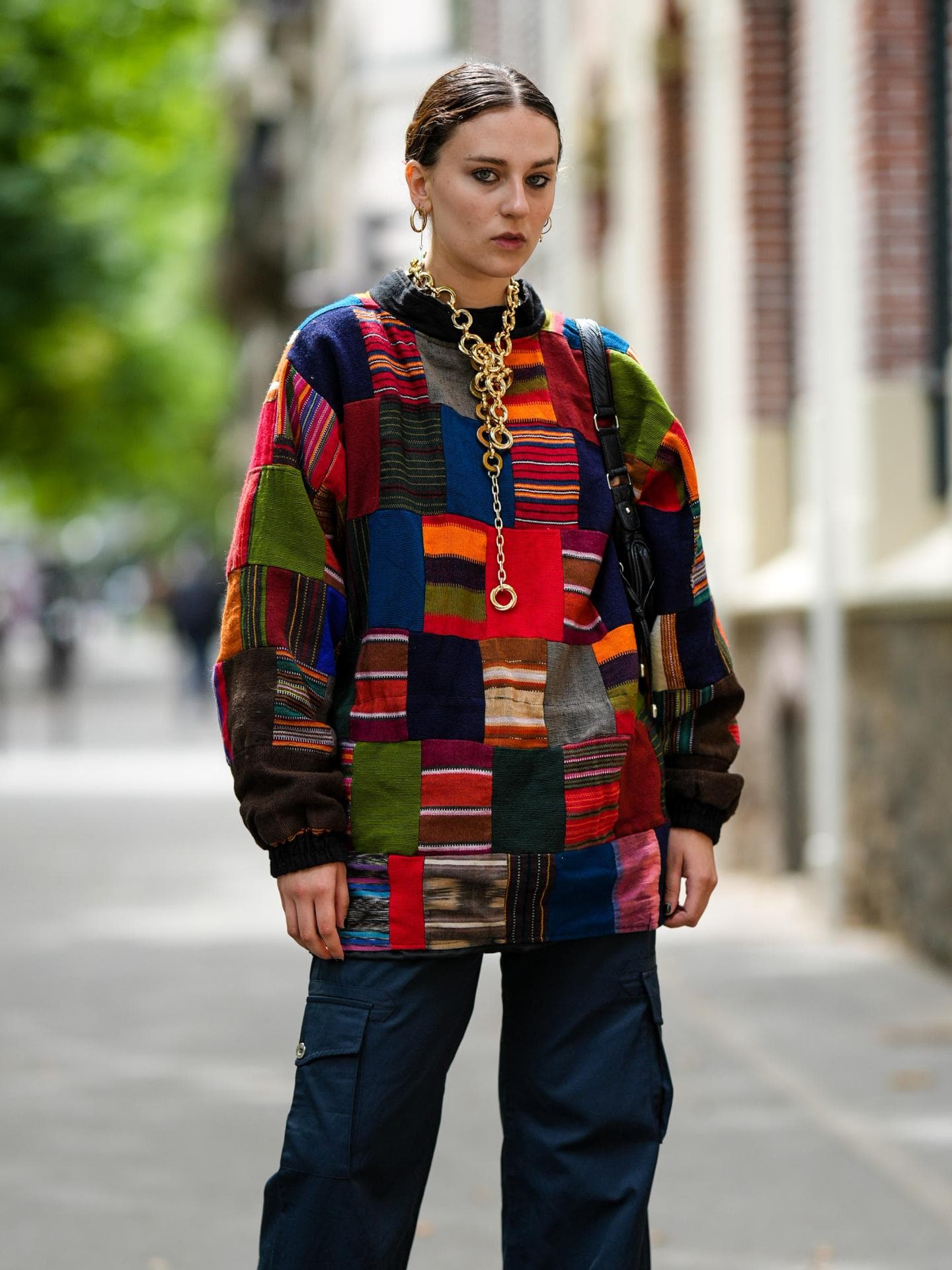 Frau mit bunten Pullover