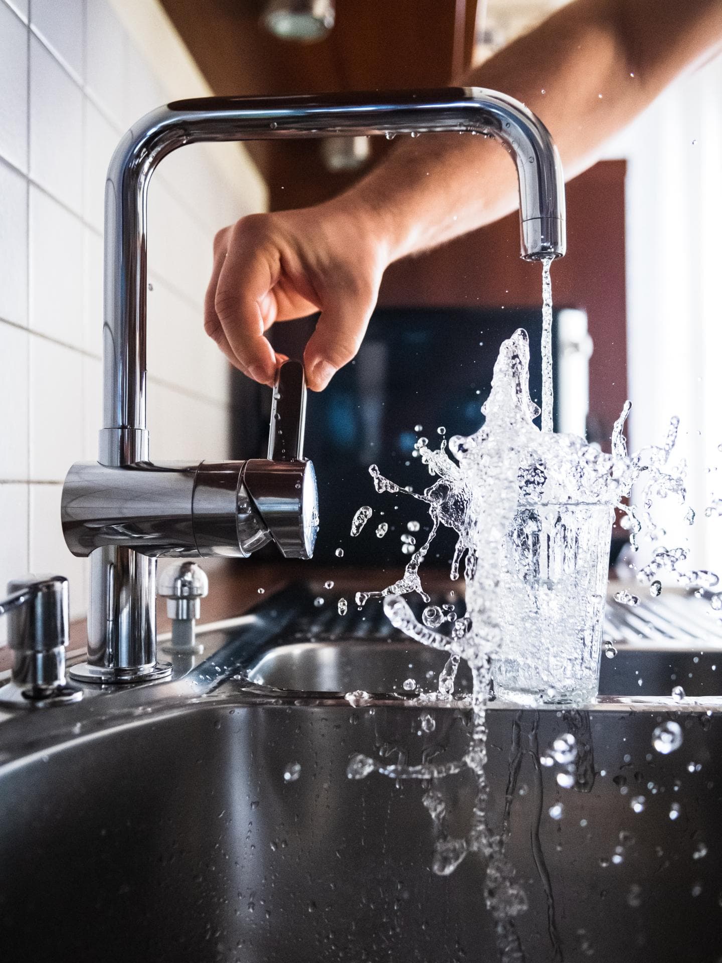 Wasser aus Wasserhahn