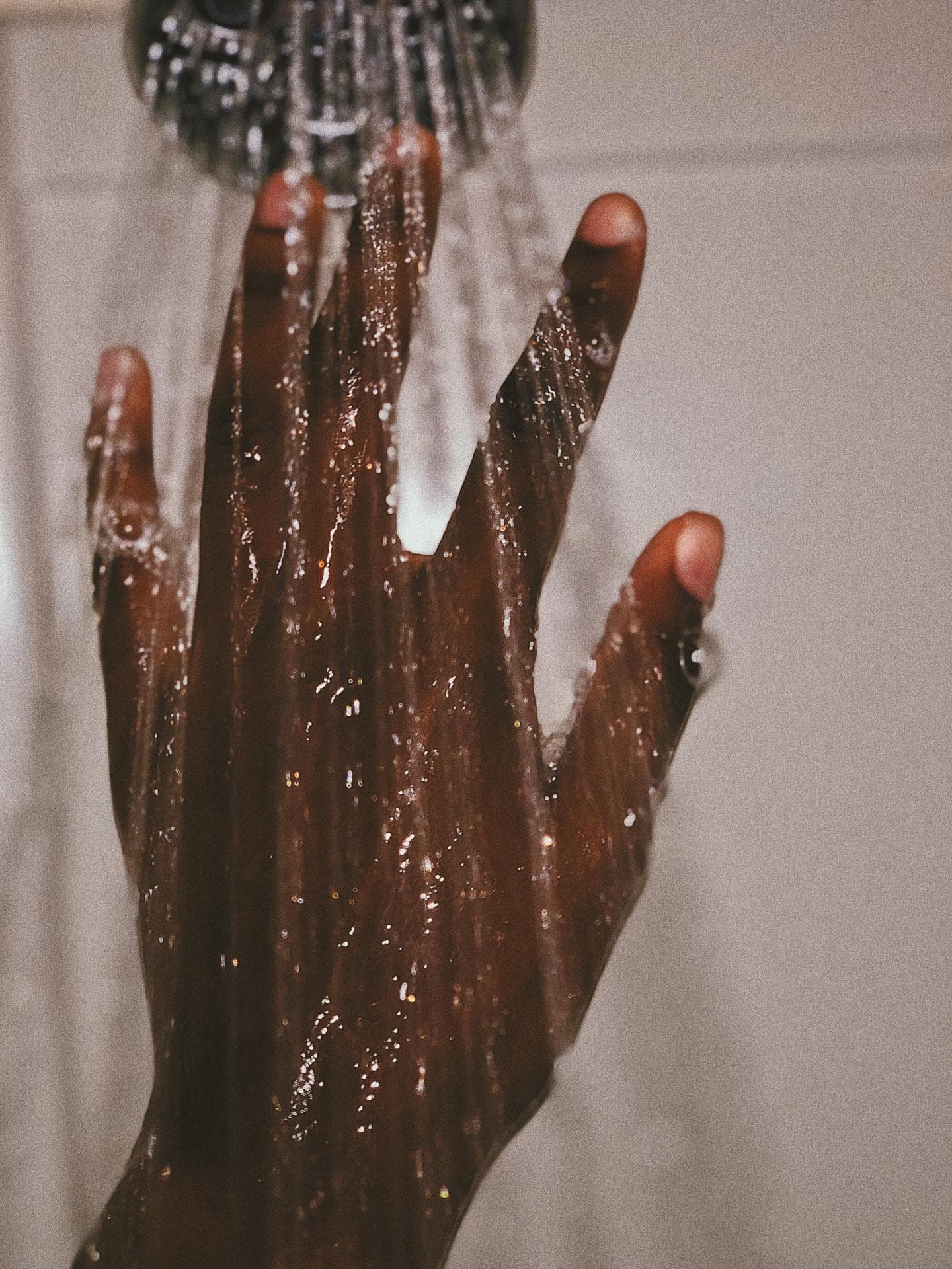Hand unter Wasser in Dusche