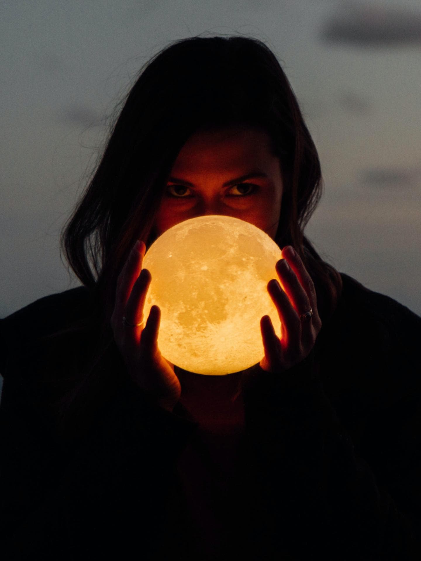 Frau mit Vollmond in der Hand