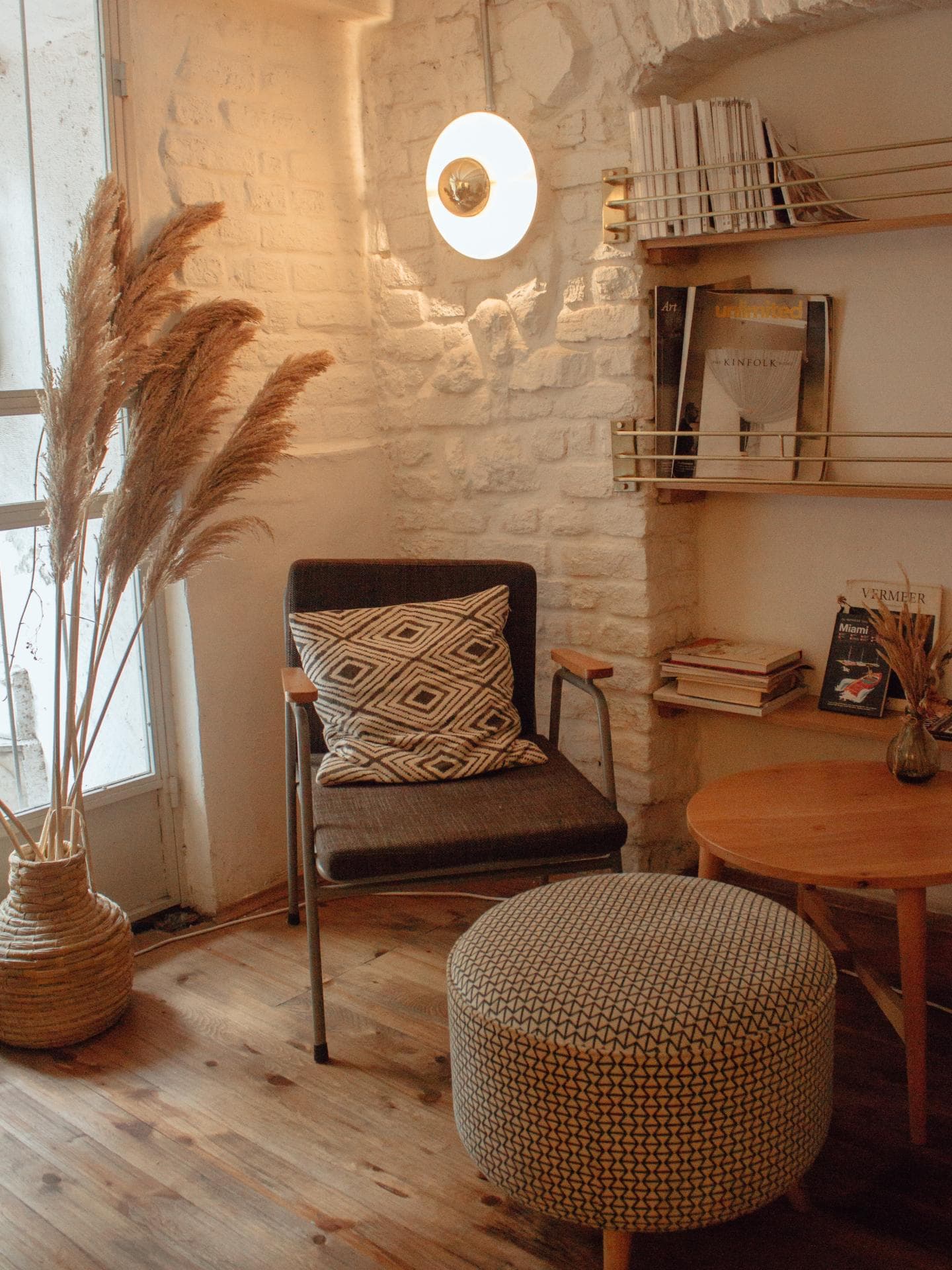 Wohnzimmer in warmen Tönen
