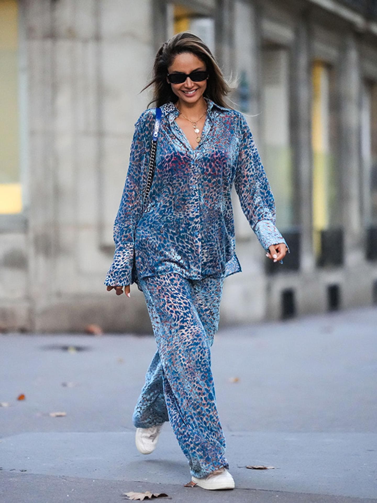 Frau trägt blaues Co-Ord
