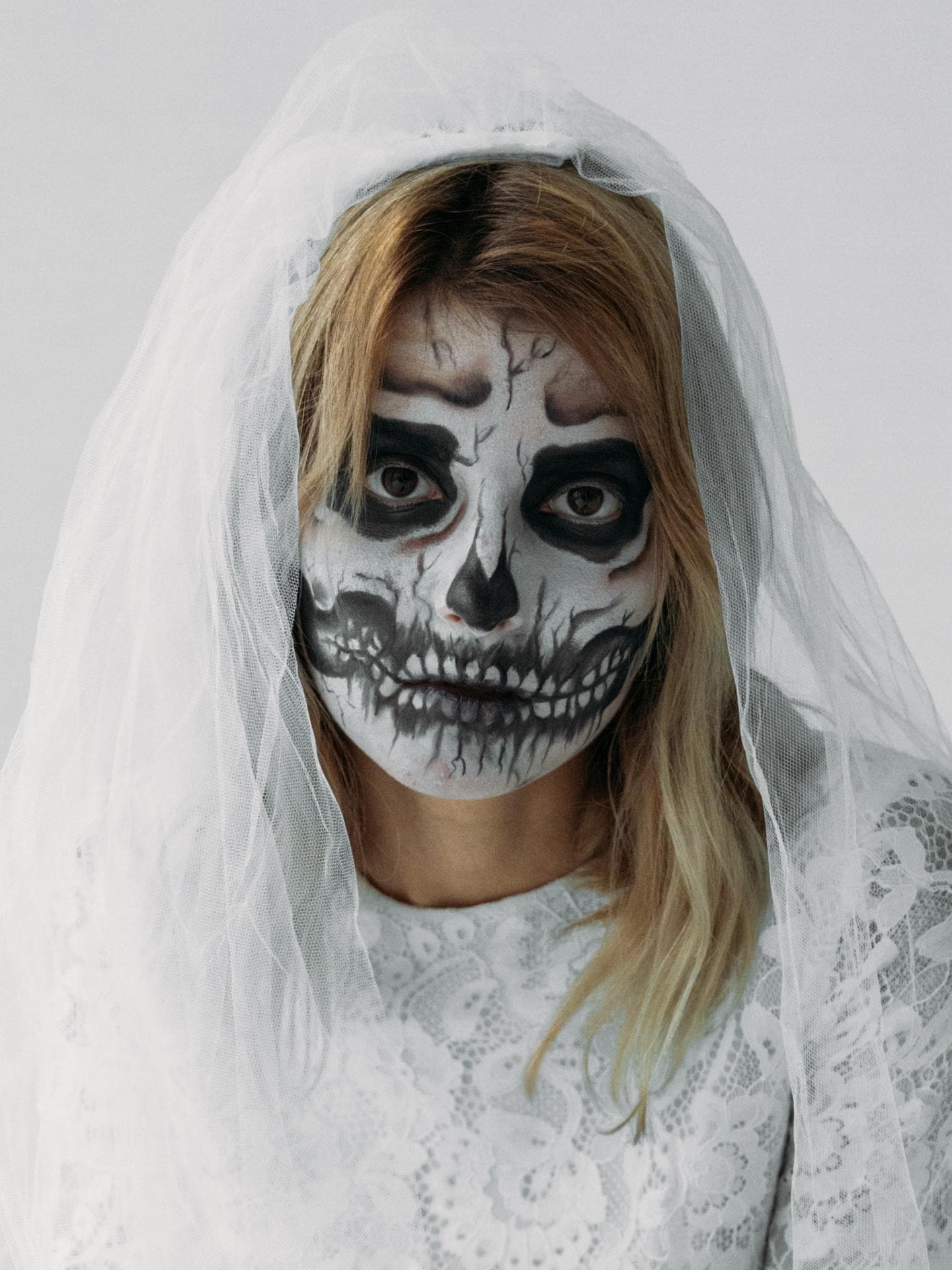 Frau mit Skelett-Make up