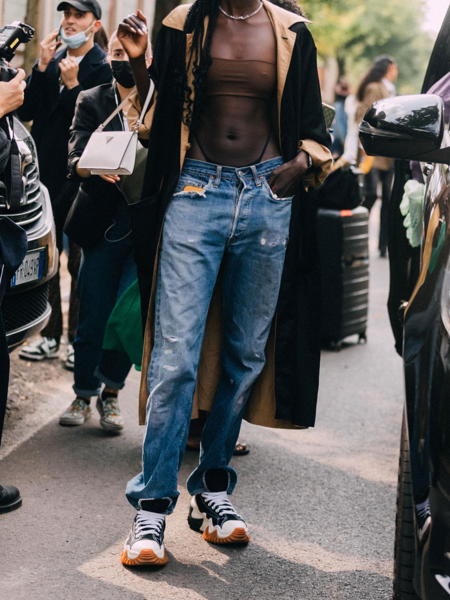 Frau in Low Rise Jeans