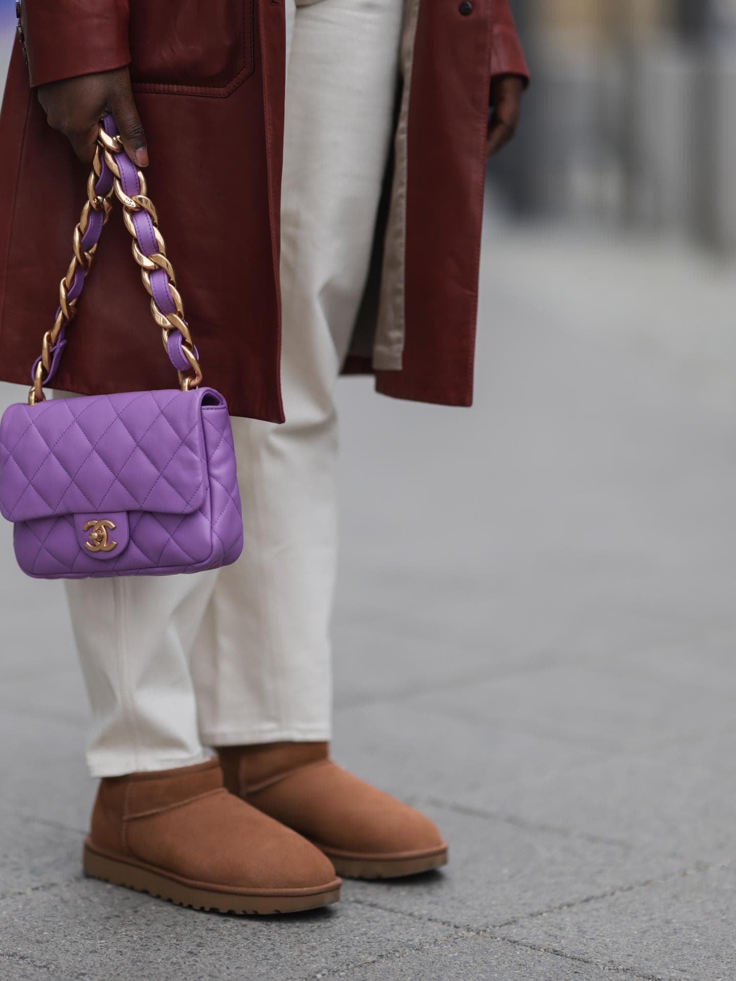 Frau trägt Uggs