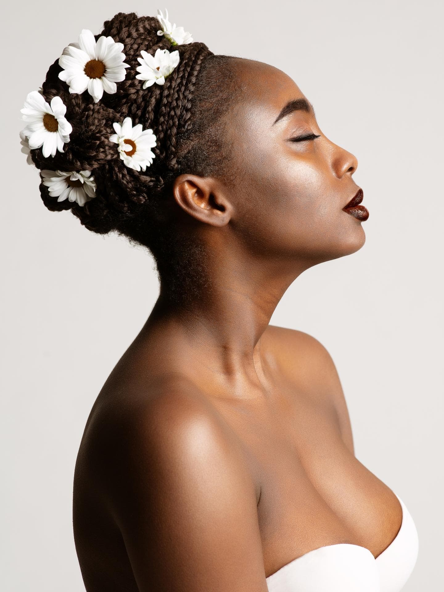 Frau mit Blumen in den Haaren