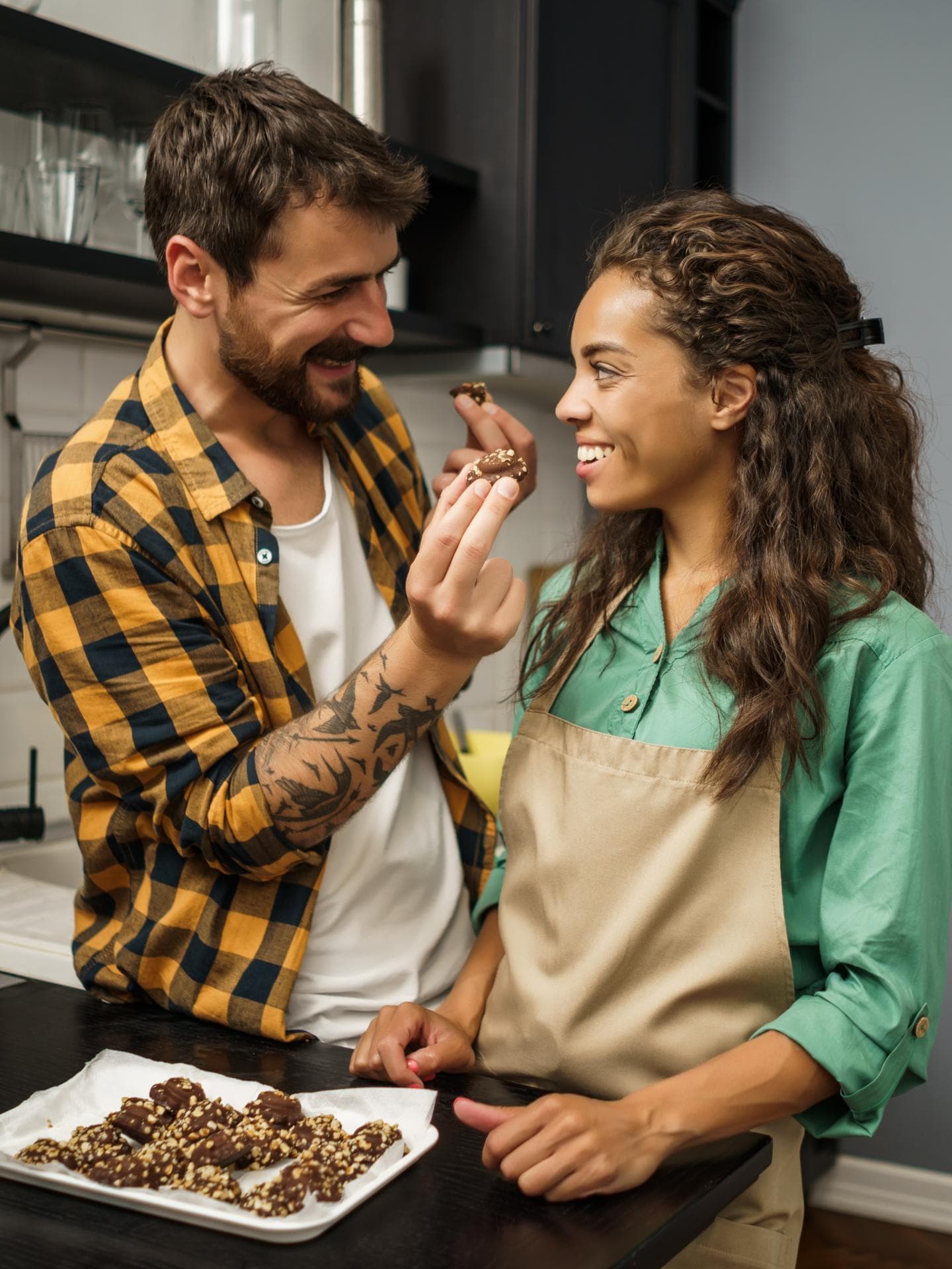 Mann und Frau backen Plätzchen