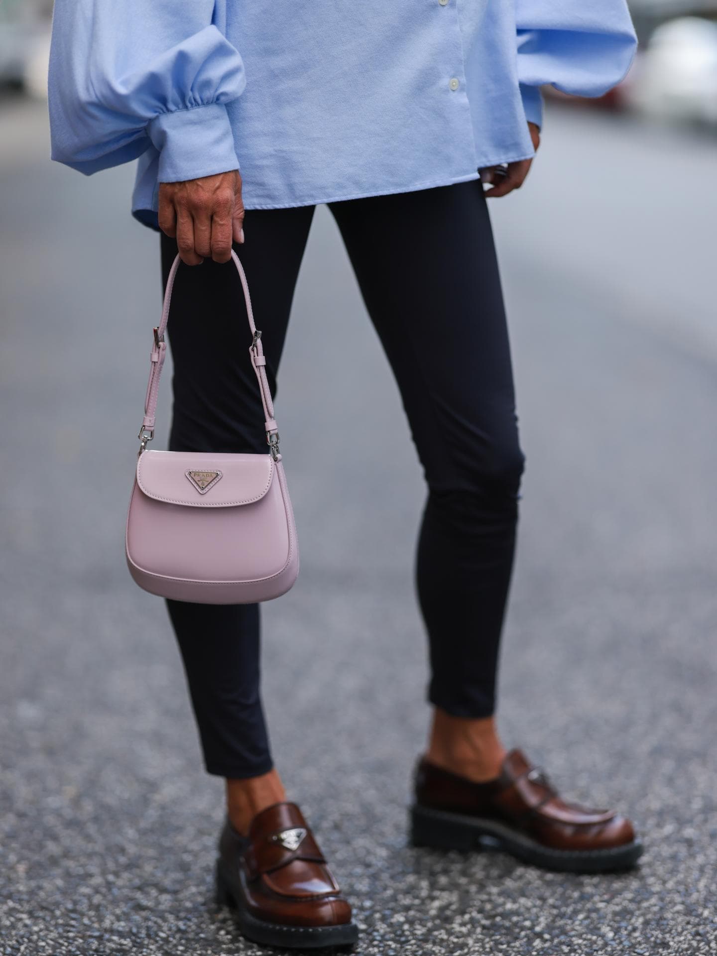 Frau trägt Leggings mit Schuhen