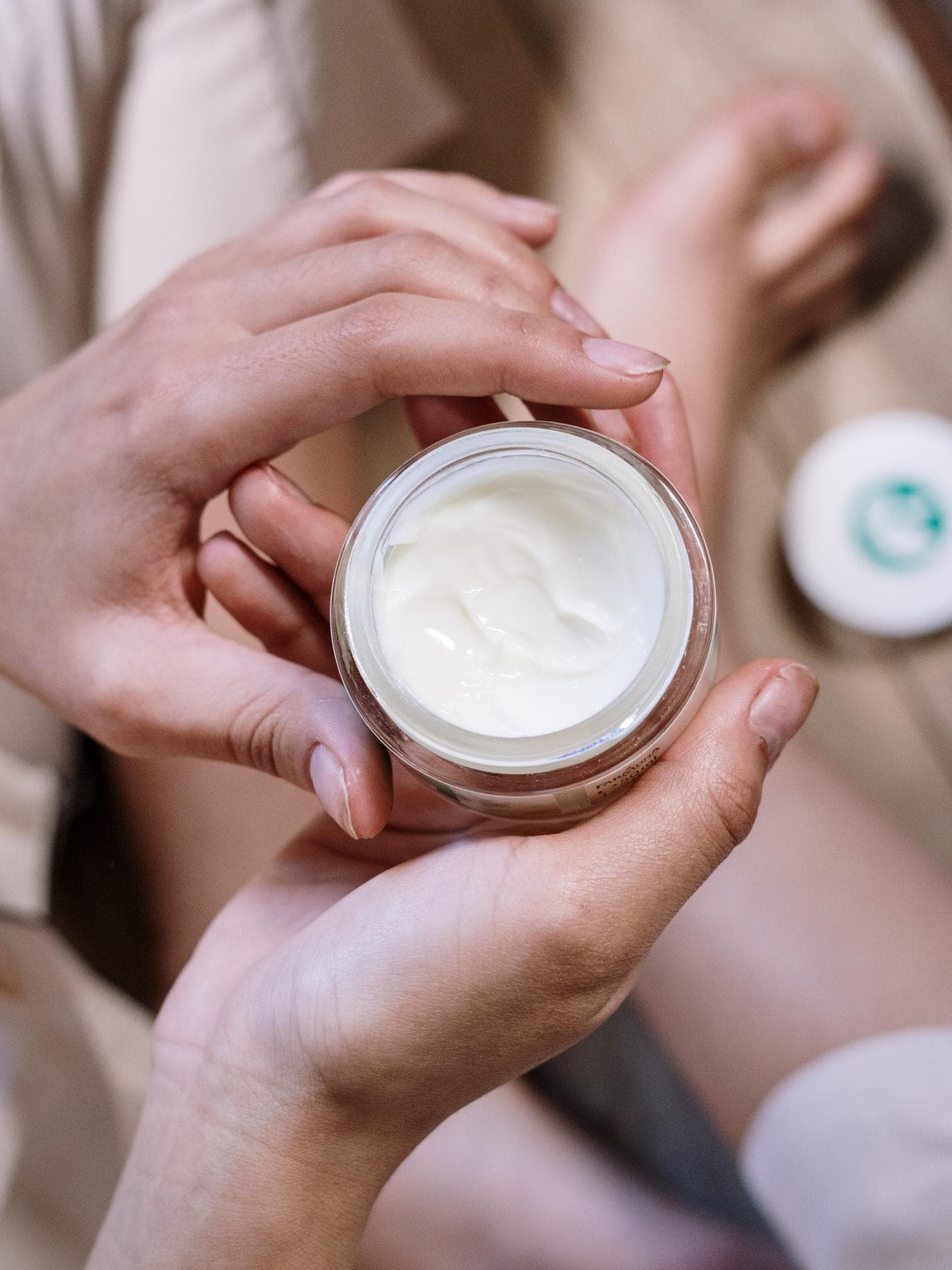 Creme in der Hand