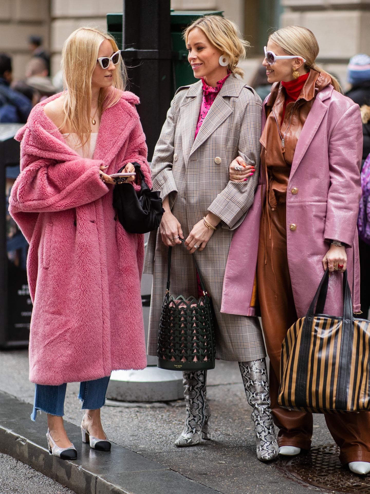 Frauen tragen pinke Kleidung