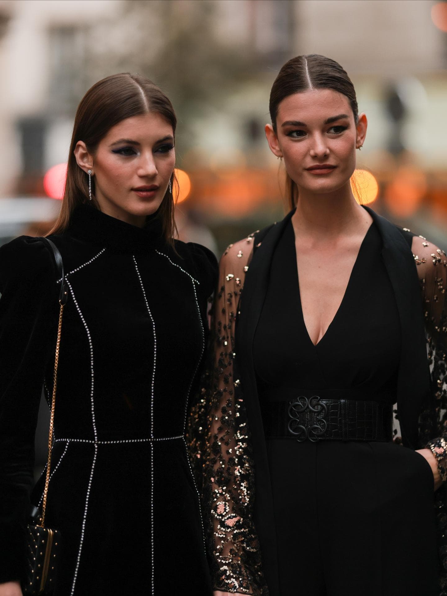 Zwei frauen tragen Samtkleid