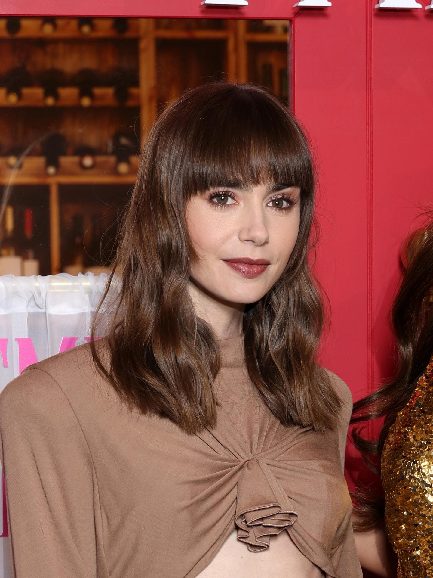 Lilly Collins trägt beiges Kleid