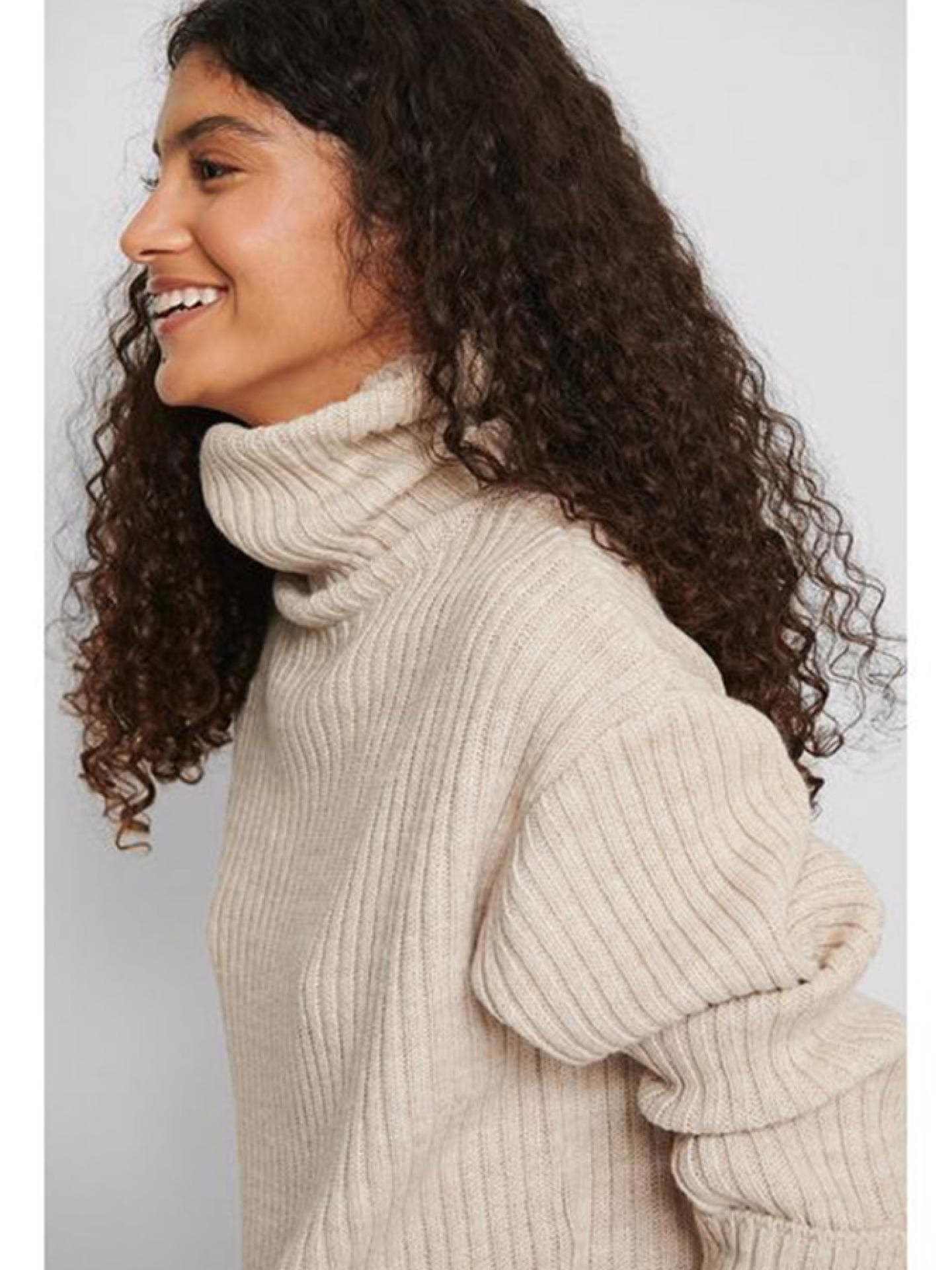 Gerippter Strickpullover mit Rollkragen