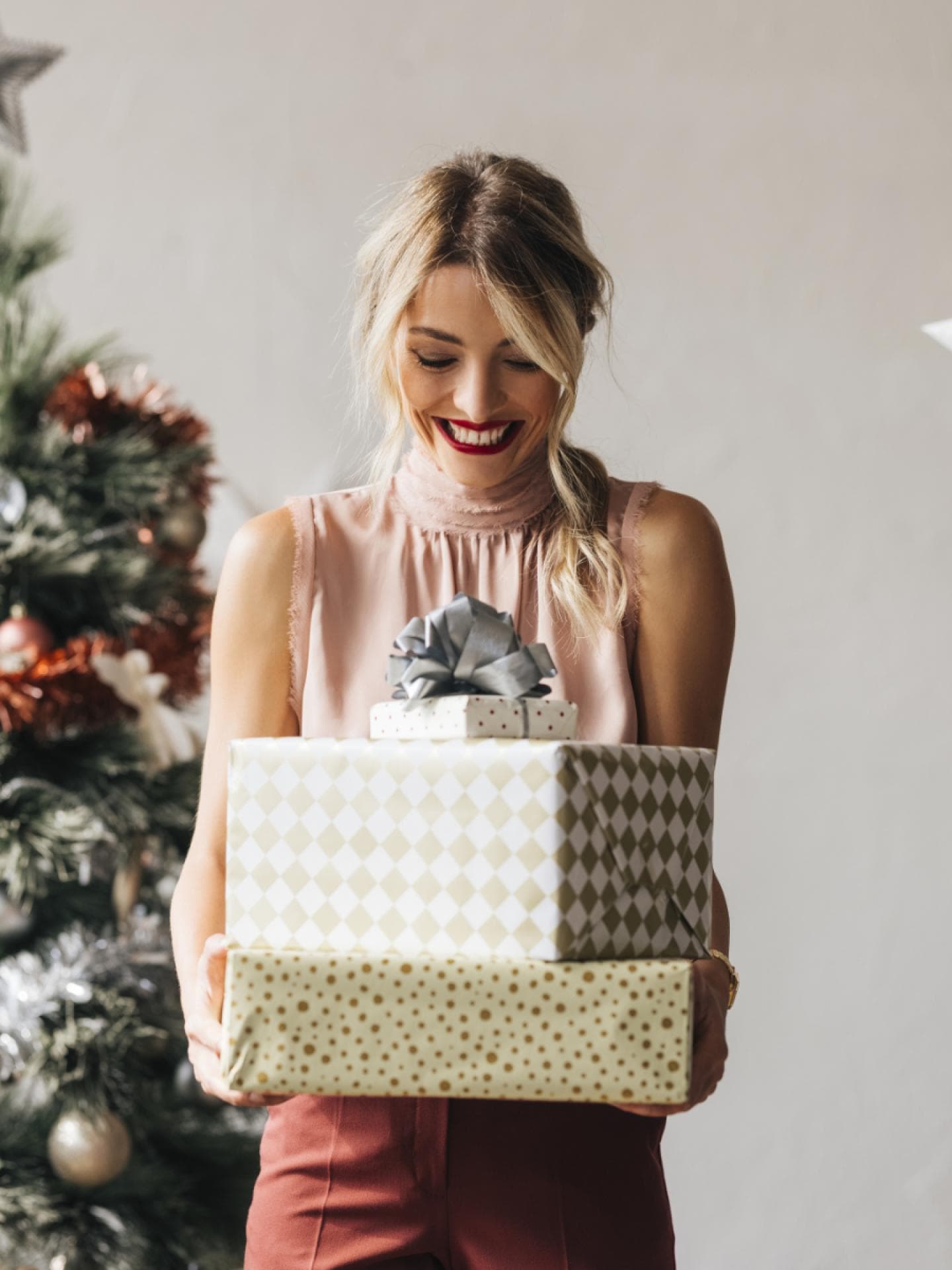 Was kann ich mir zu Weihnachten wünschen? Frau mit Weihnachtsgeschenken