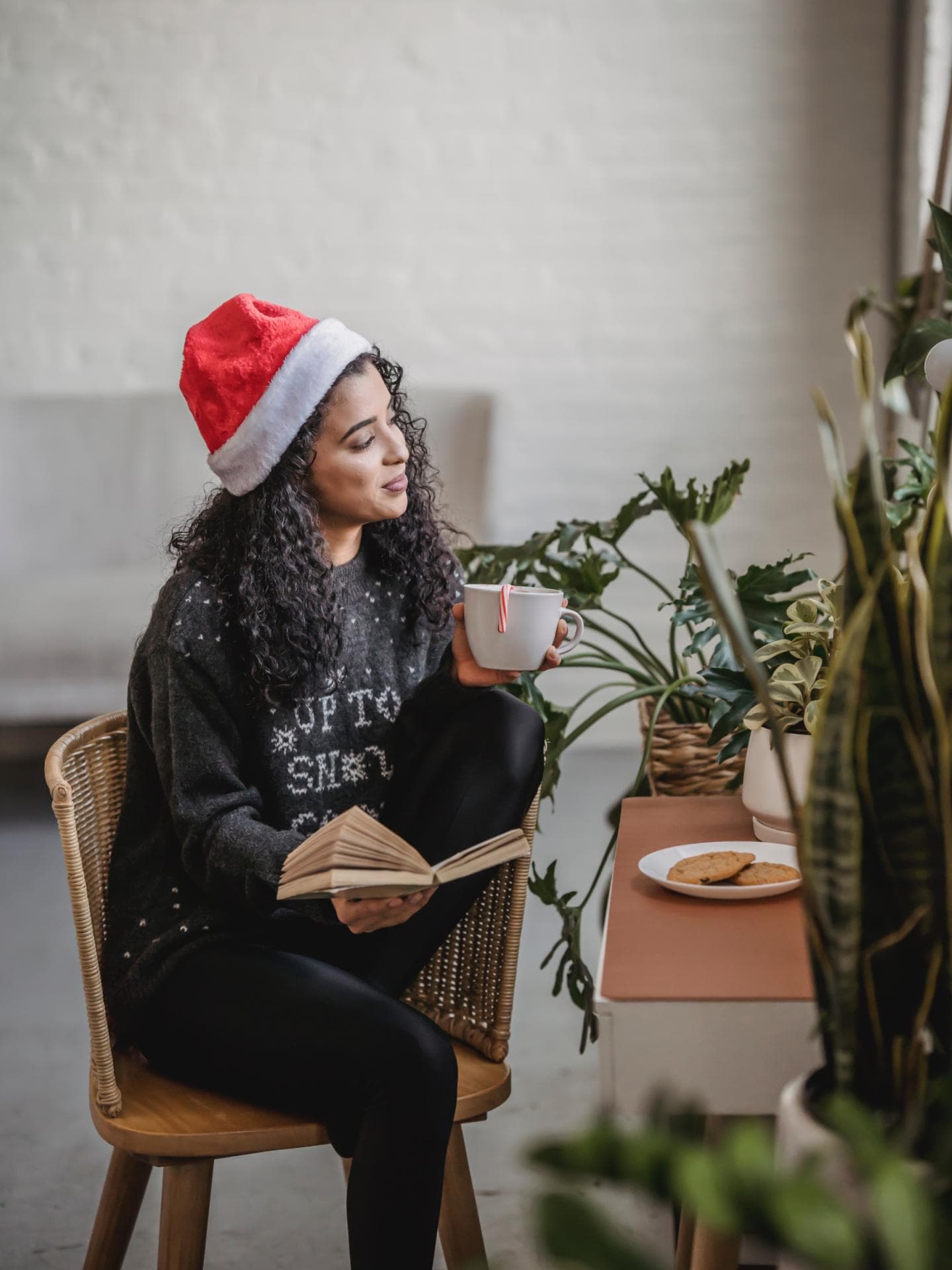 Frau in Weihnachtsmütze