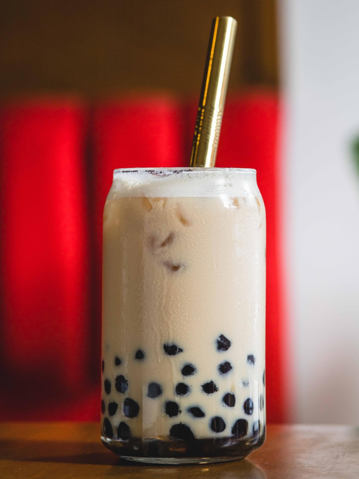 Bubble Tea mit goldenem Strohhalm