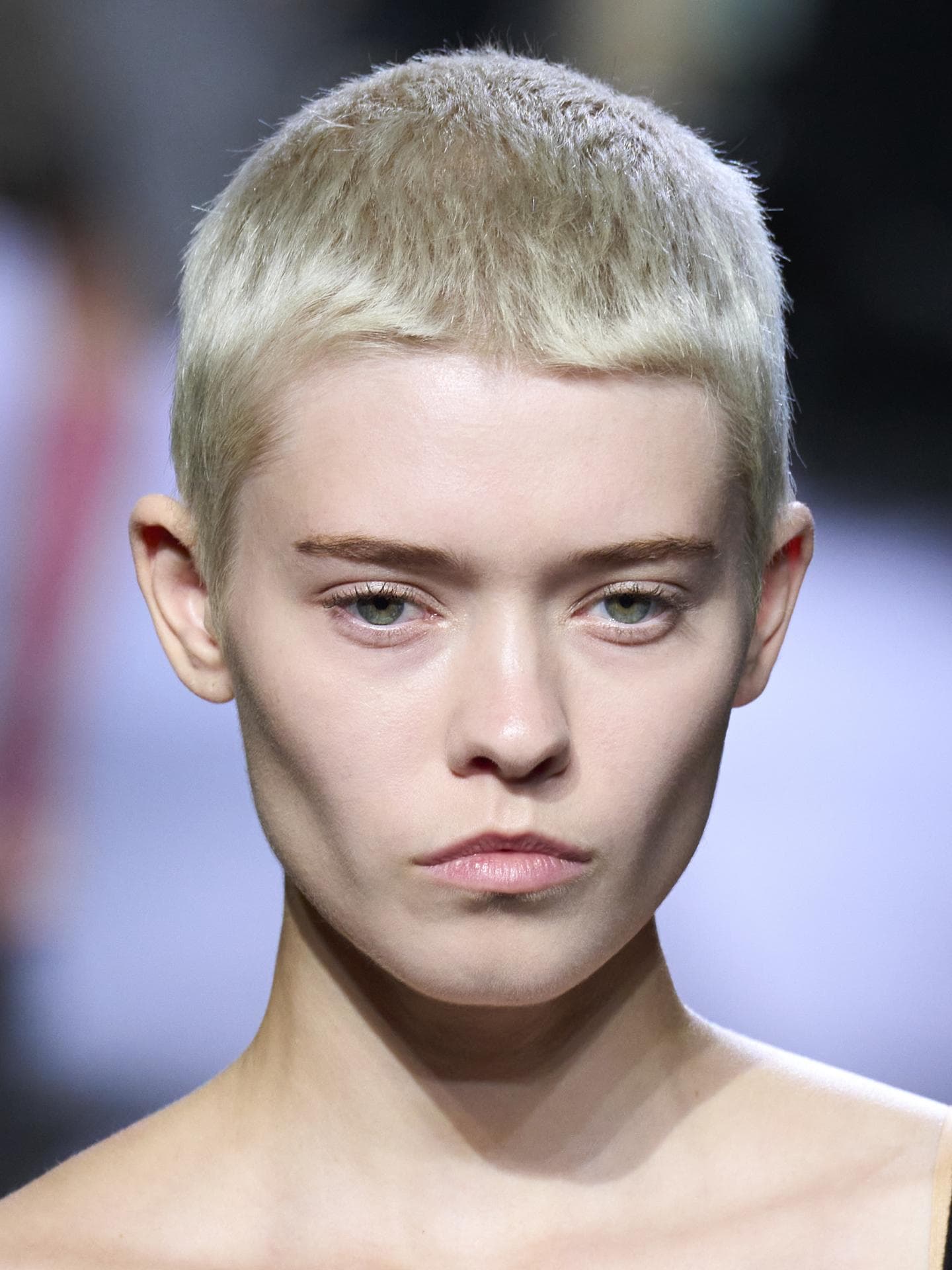 Model mit geraden Brauen