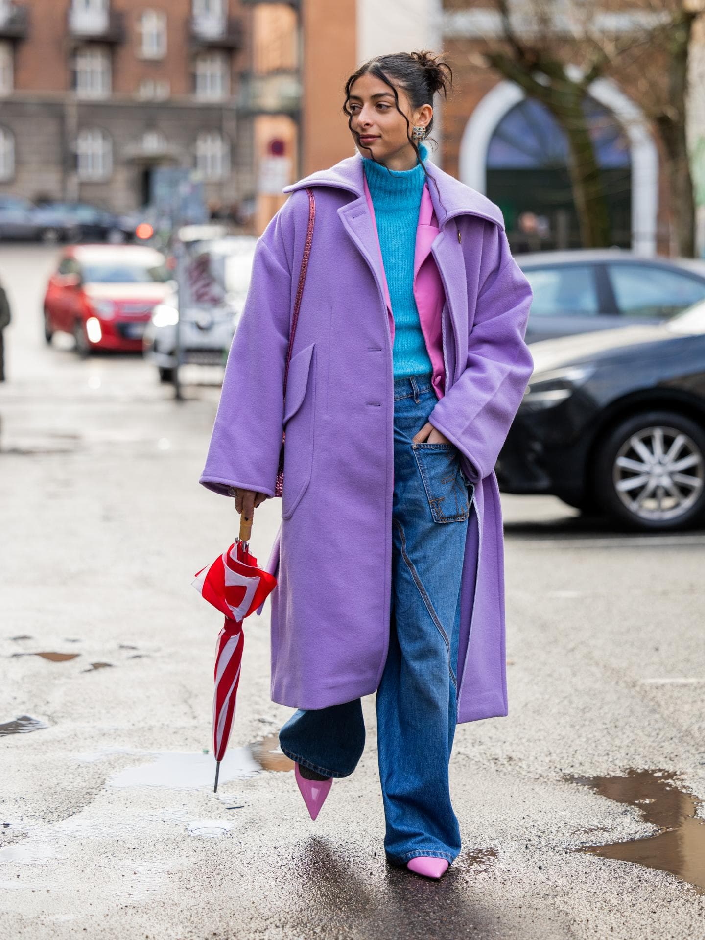 Frau mit violettem Mantel