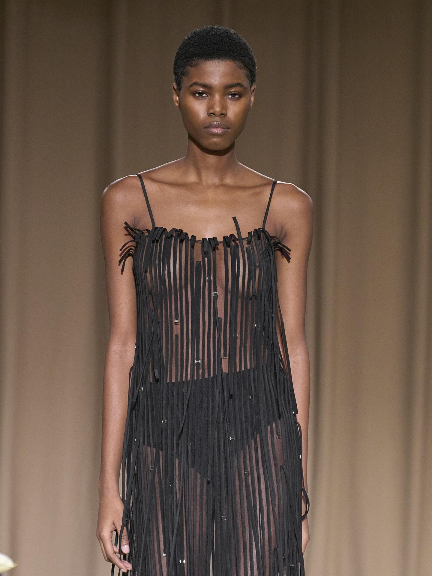 Frau mit schwarzem transparentem Kleid