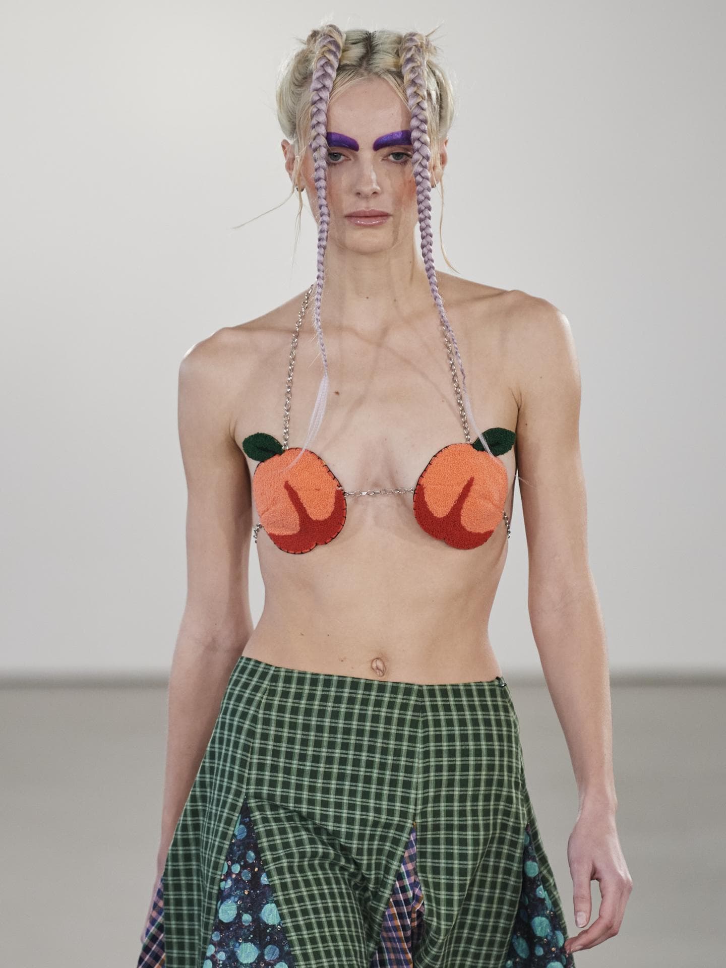 Model mit Nippelcover