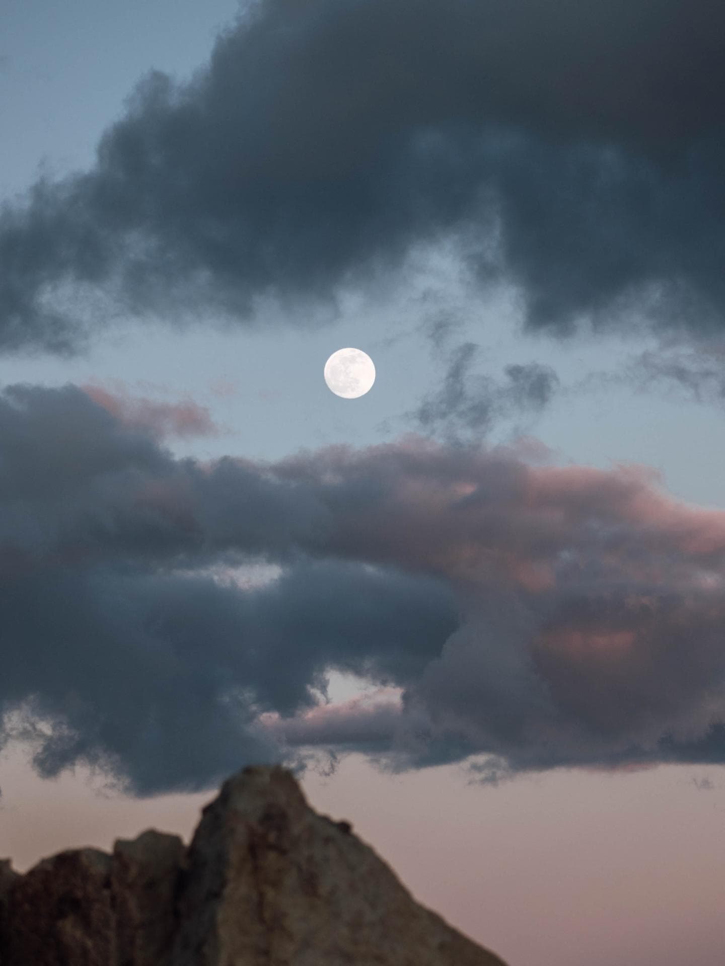 Vollmond im Februar: So wirkt sich die Mondstellung auf deine Psyche aus Vollmond zwischen Wolken