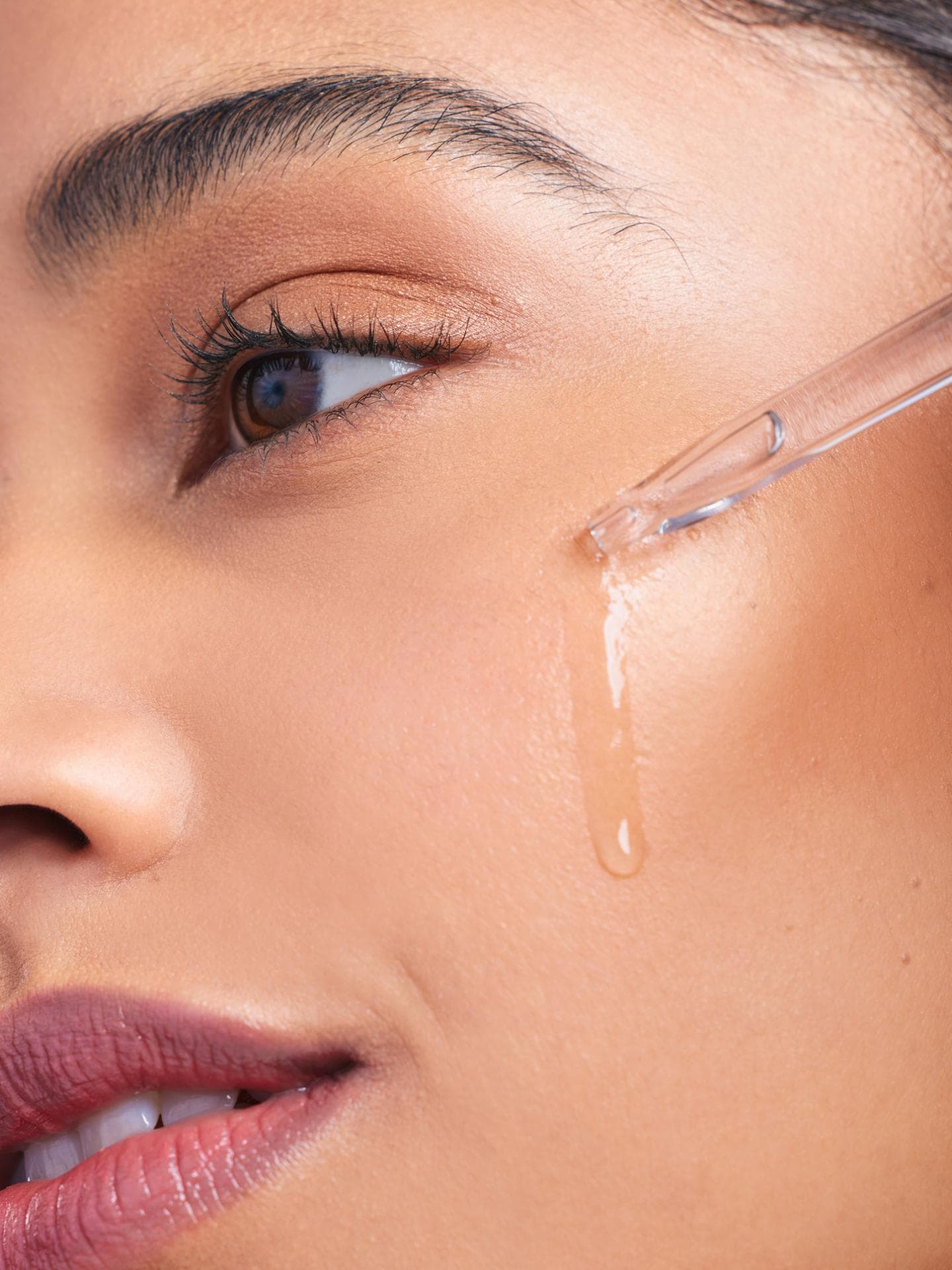 Anti-Aging Serum auf Haut