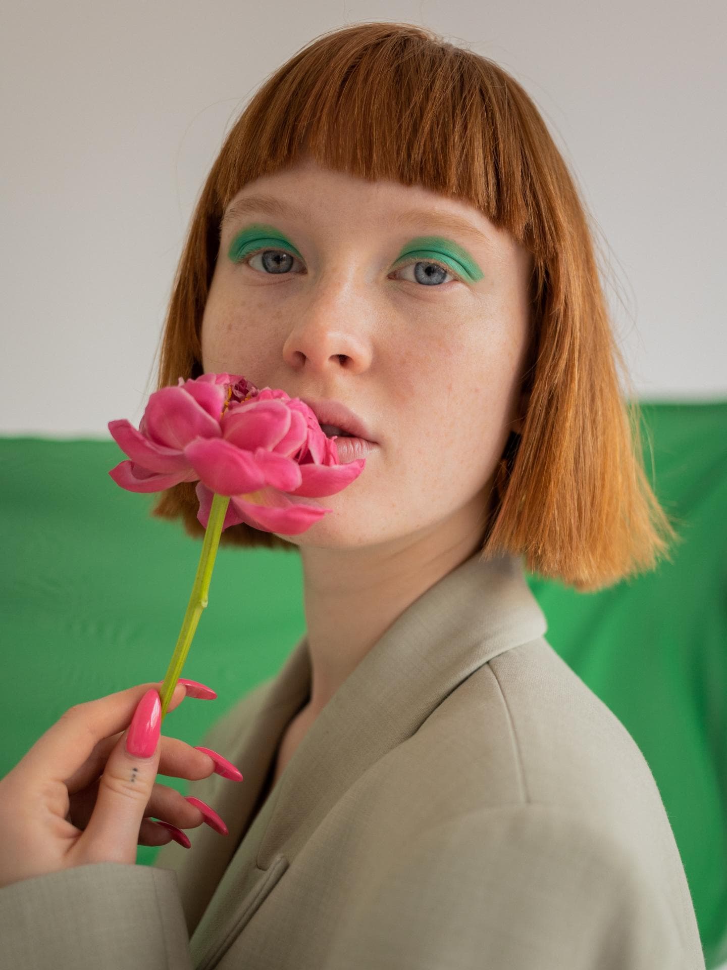 Das Oster Make-up ist sitzt! Mit diesen 3 Looks strahlst du an den Feiertagen Frau mit grünem Lidschatten