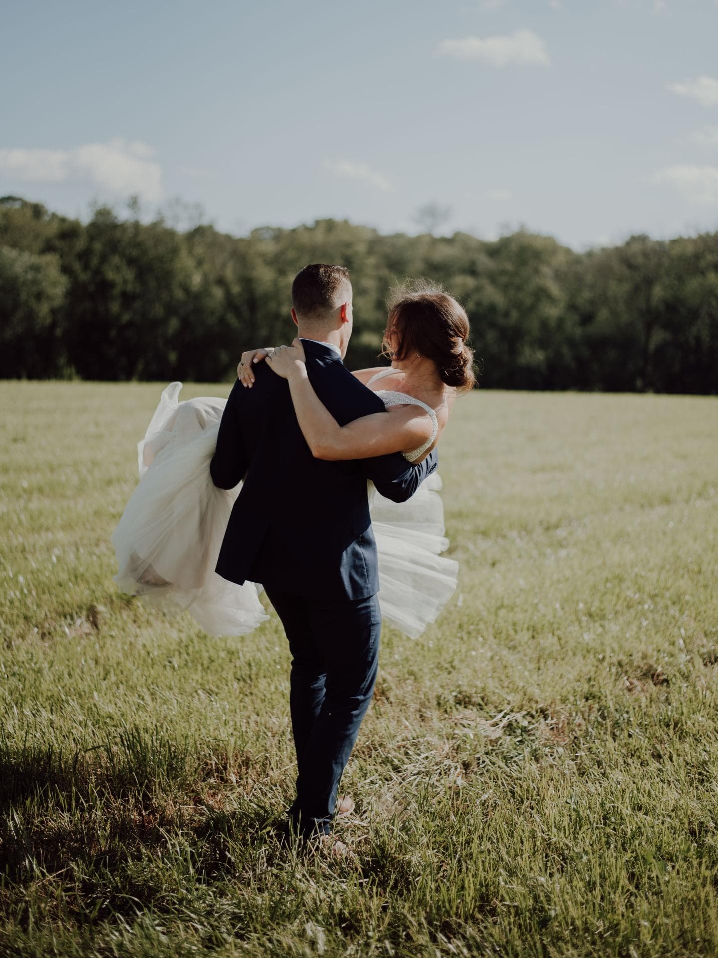 Hochzeitspaar auf Wiese