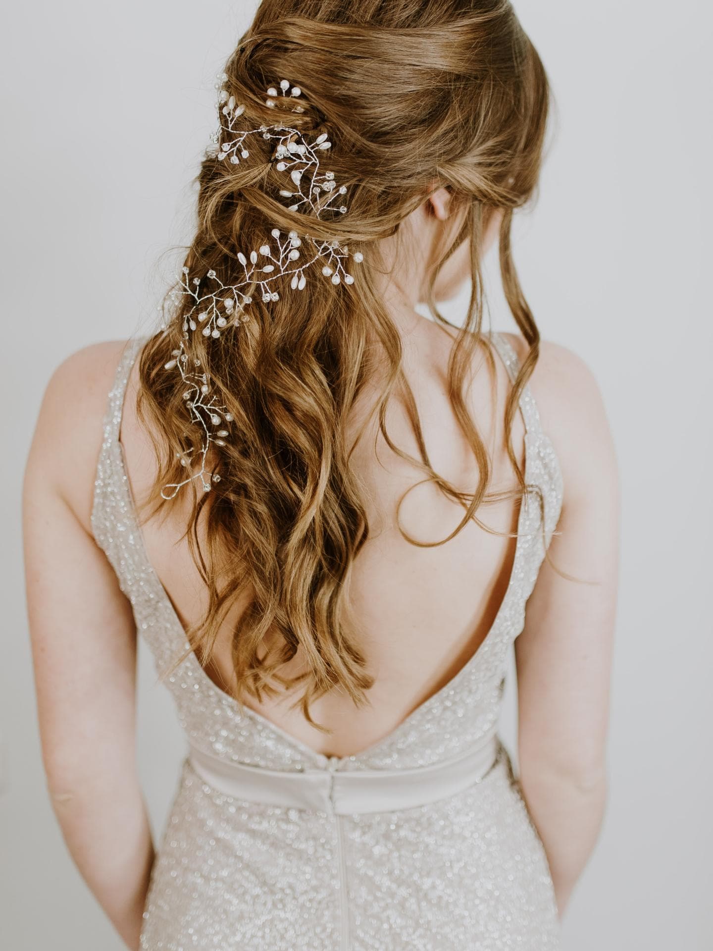 Frau mit Boho Hochzeitsfrisur