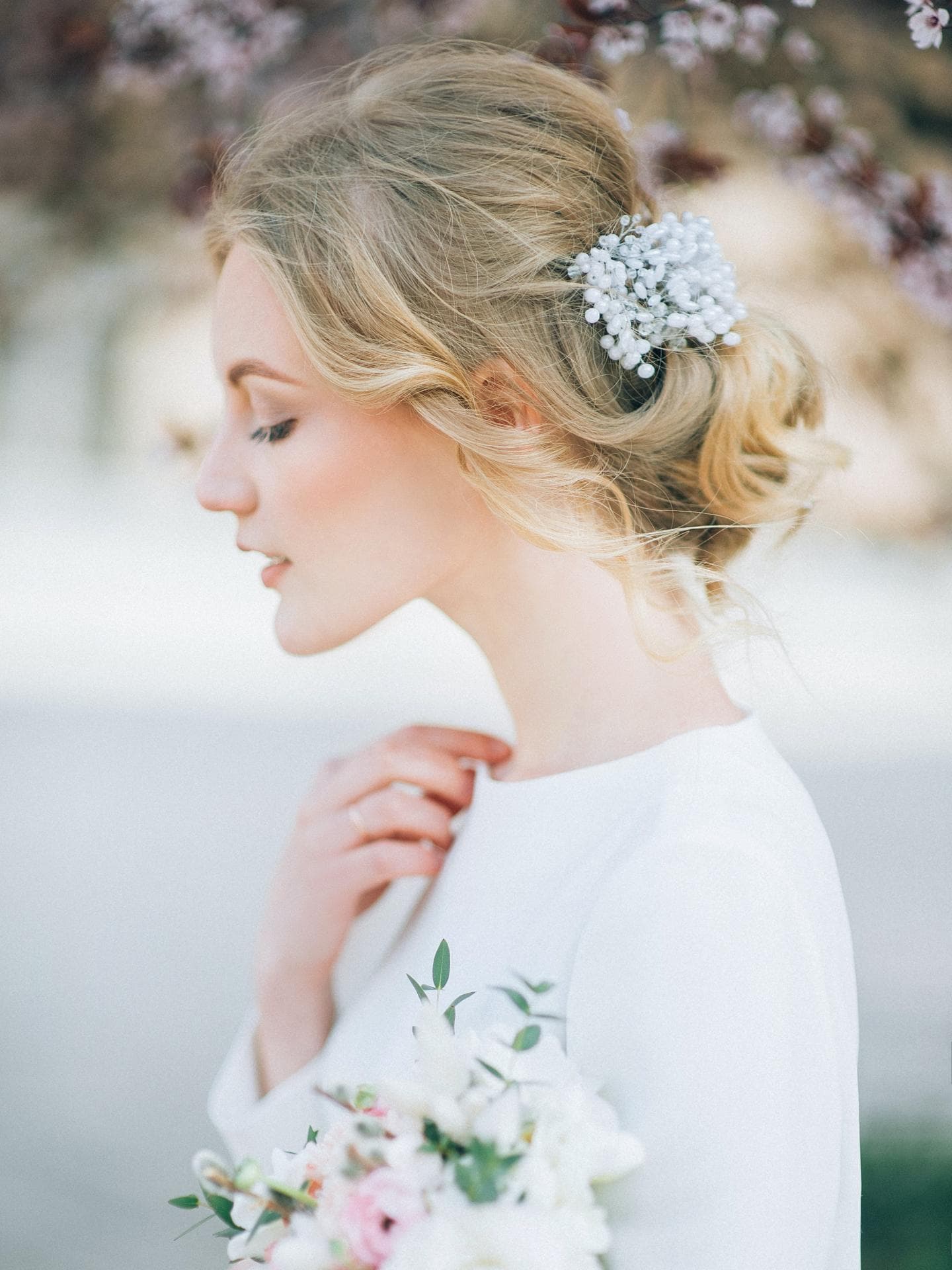 Frau mit Boho Hochzeitsfrisur