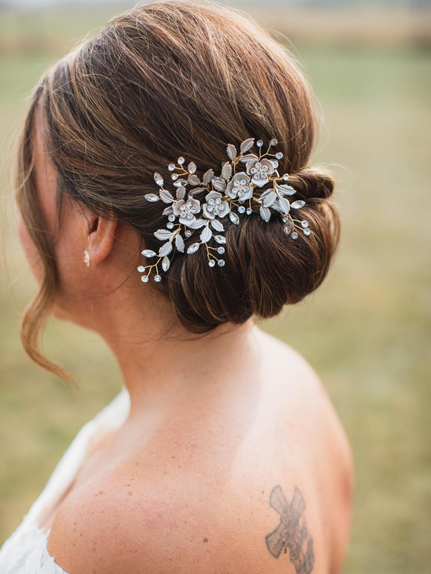 Frau mit Boho Hochzeitsfrisur