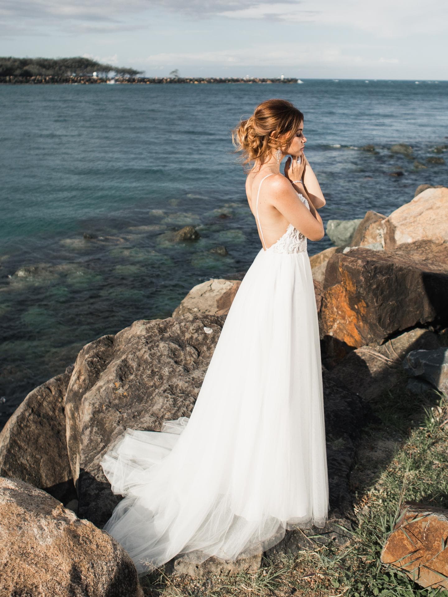 Frau mit Boho Hochzeitsfrisur