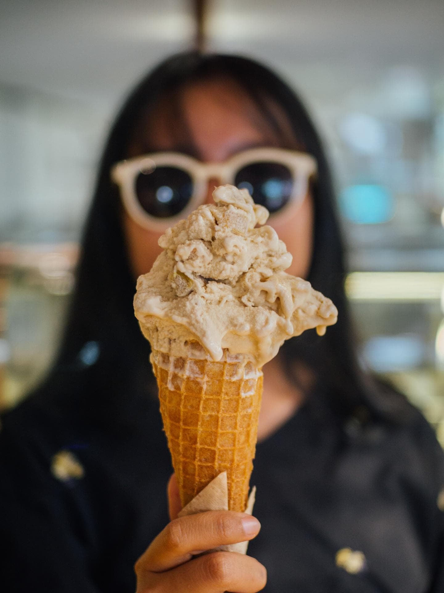 Frau isst Nicecream