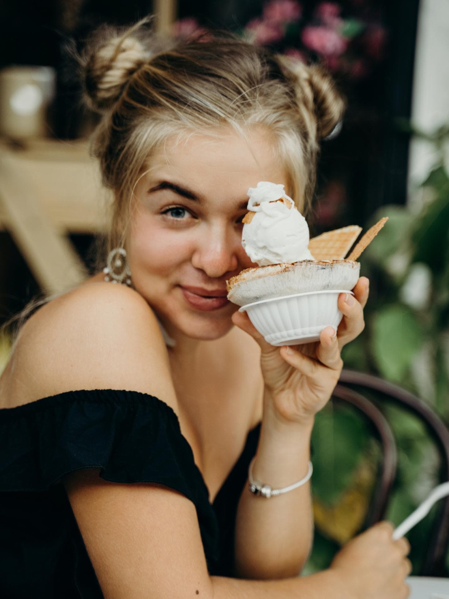 Frau mit Eis 