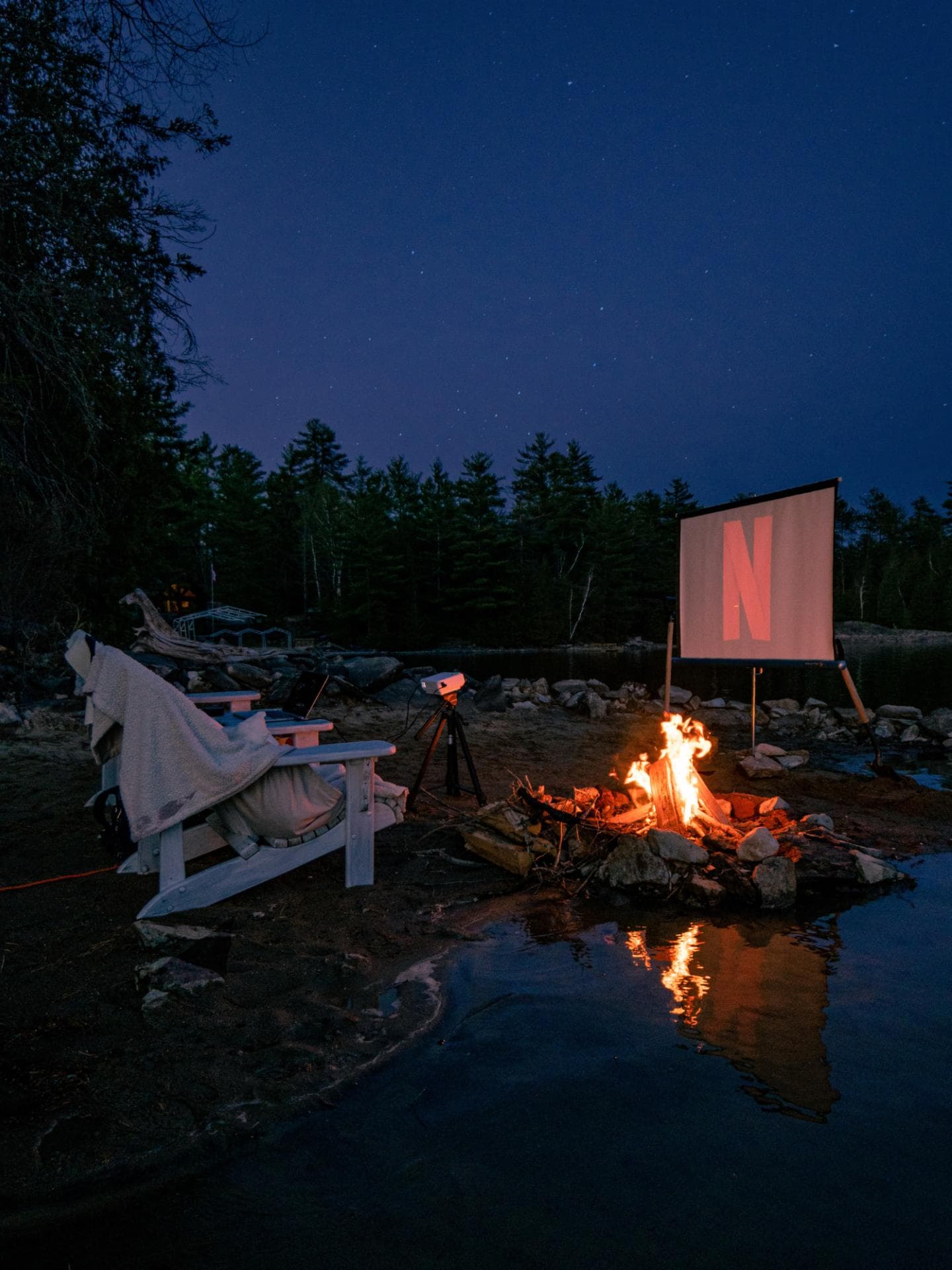 Draußen Outdoor Kino mit Feuer und Beamer