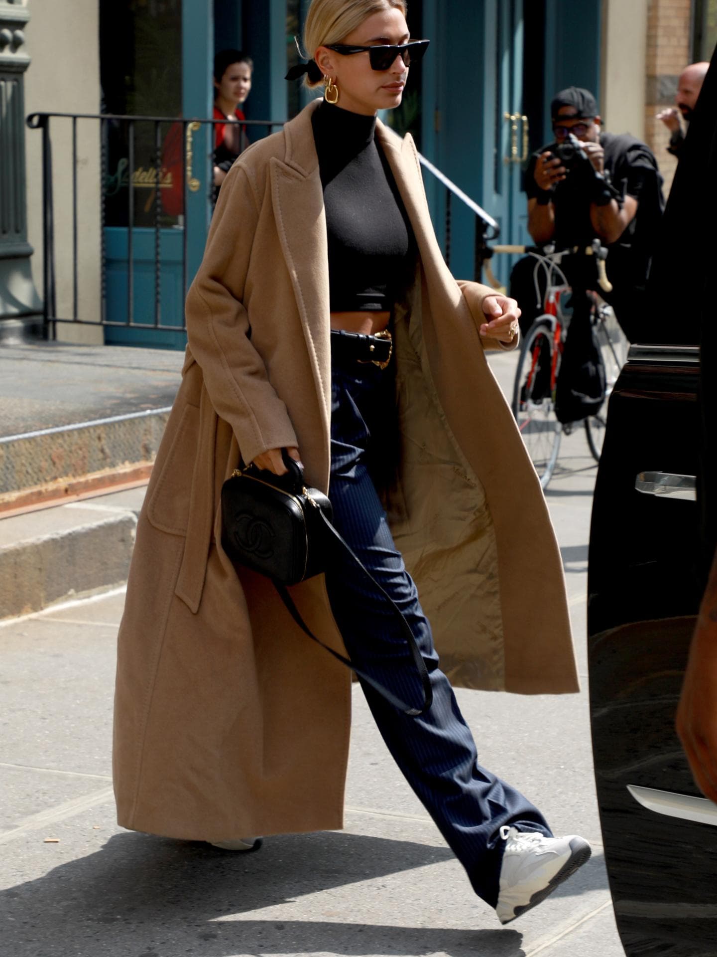 Hailey Bieber trägt New Balance Sneaker